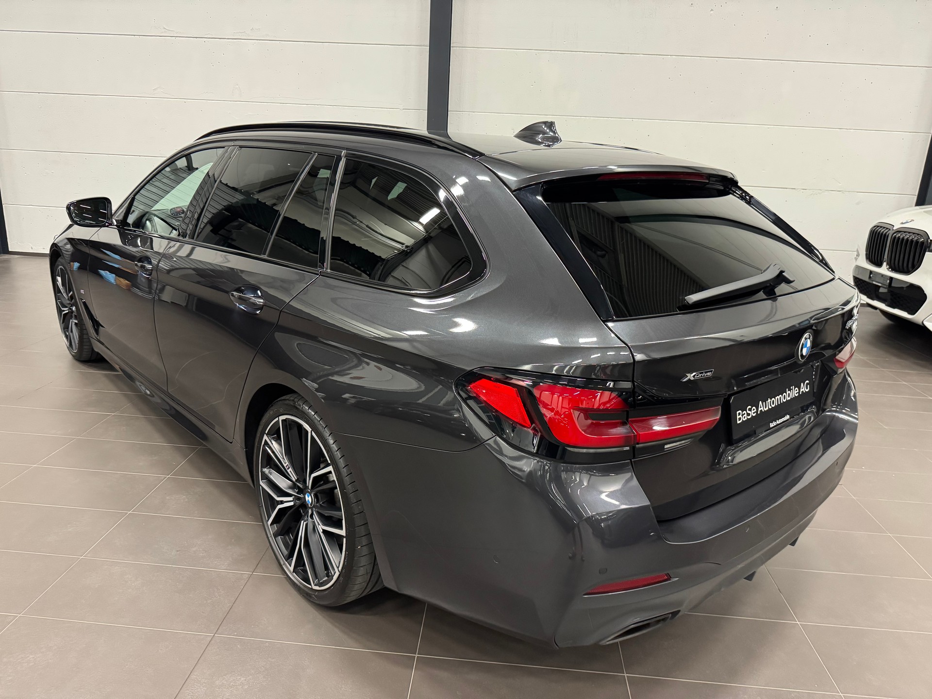 BMW 540d xDrive 48V Touring M Sport Steptronic-image-13