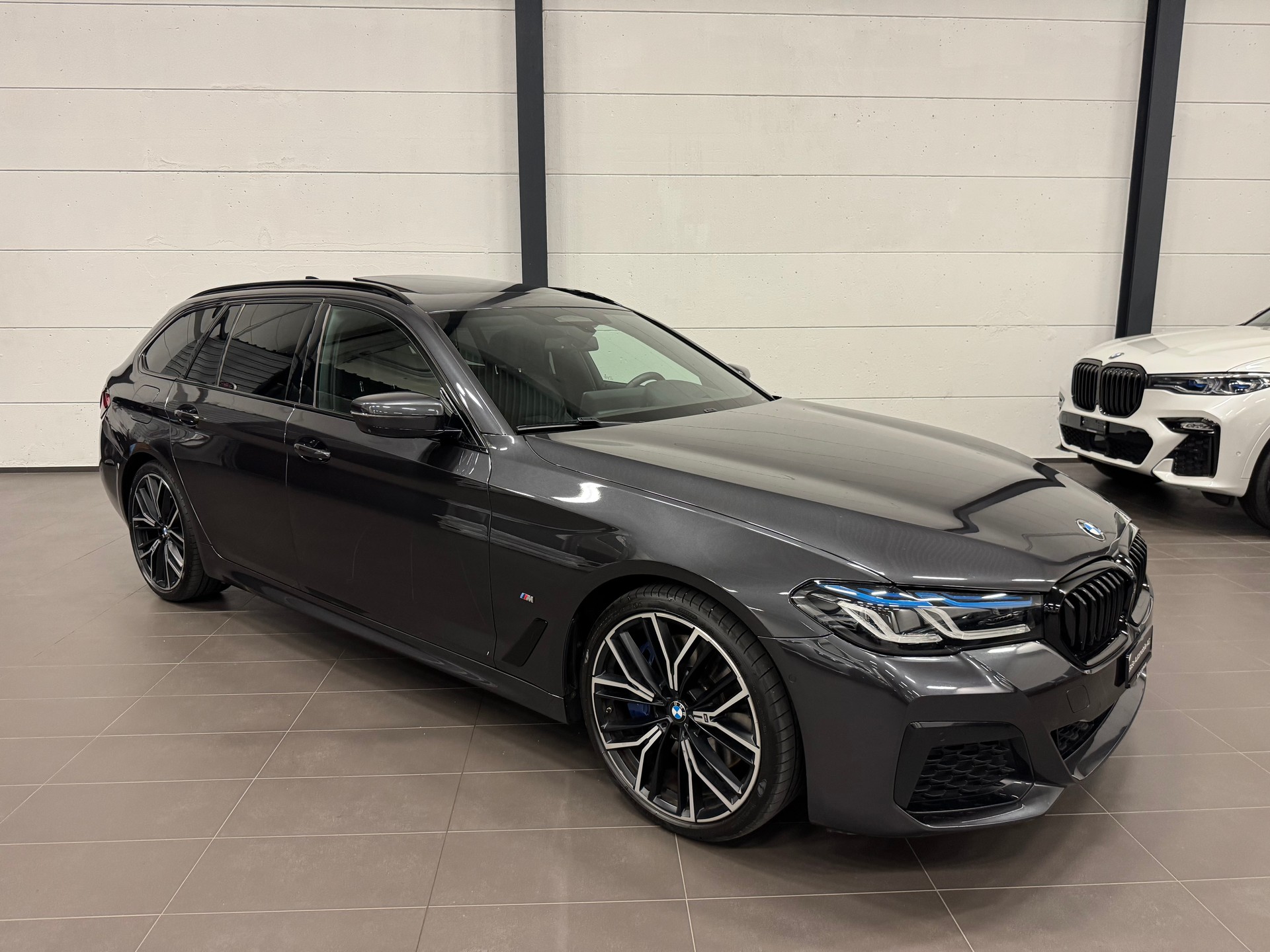 BMW 540d xDrive 48V Touring M Sport Steptronic-image-5
