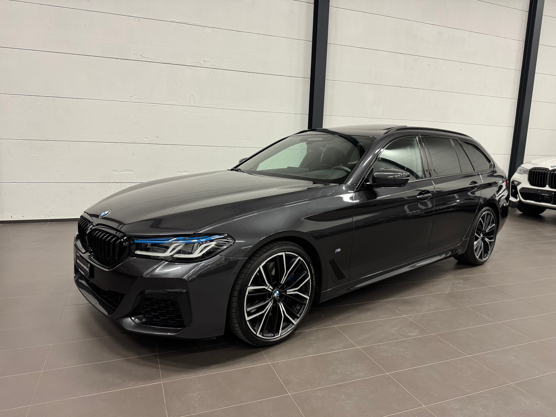 BMW 540d xDrive 48V Touring M Sport Steptronic-image-4