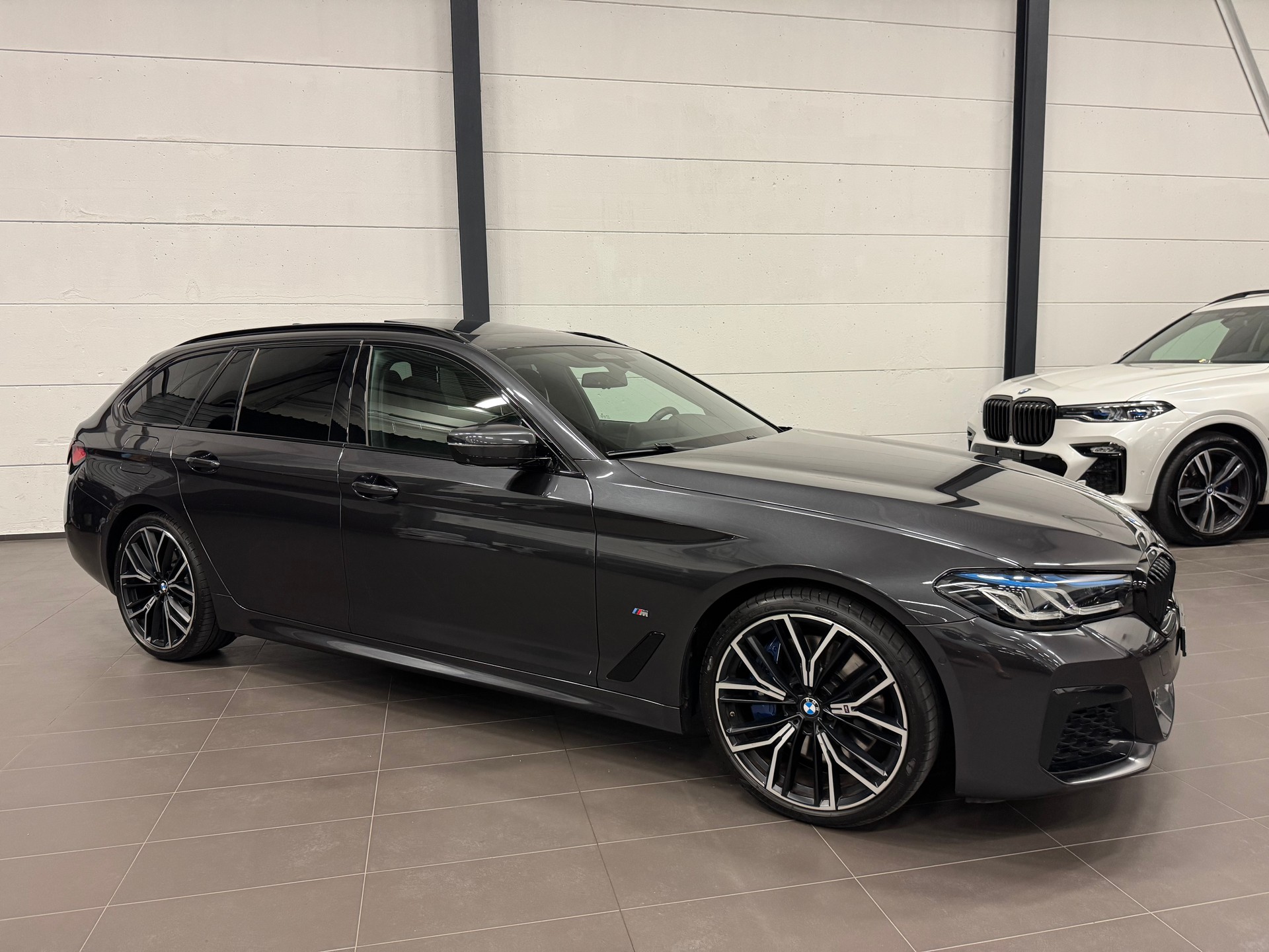 BMW 540d xDrive 48V Touring M Sport Steptronic-showroom-element-3