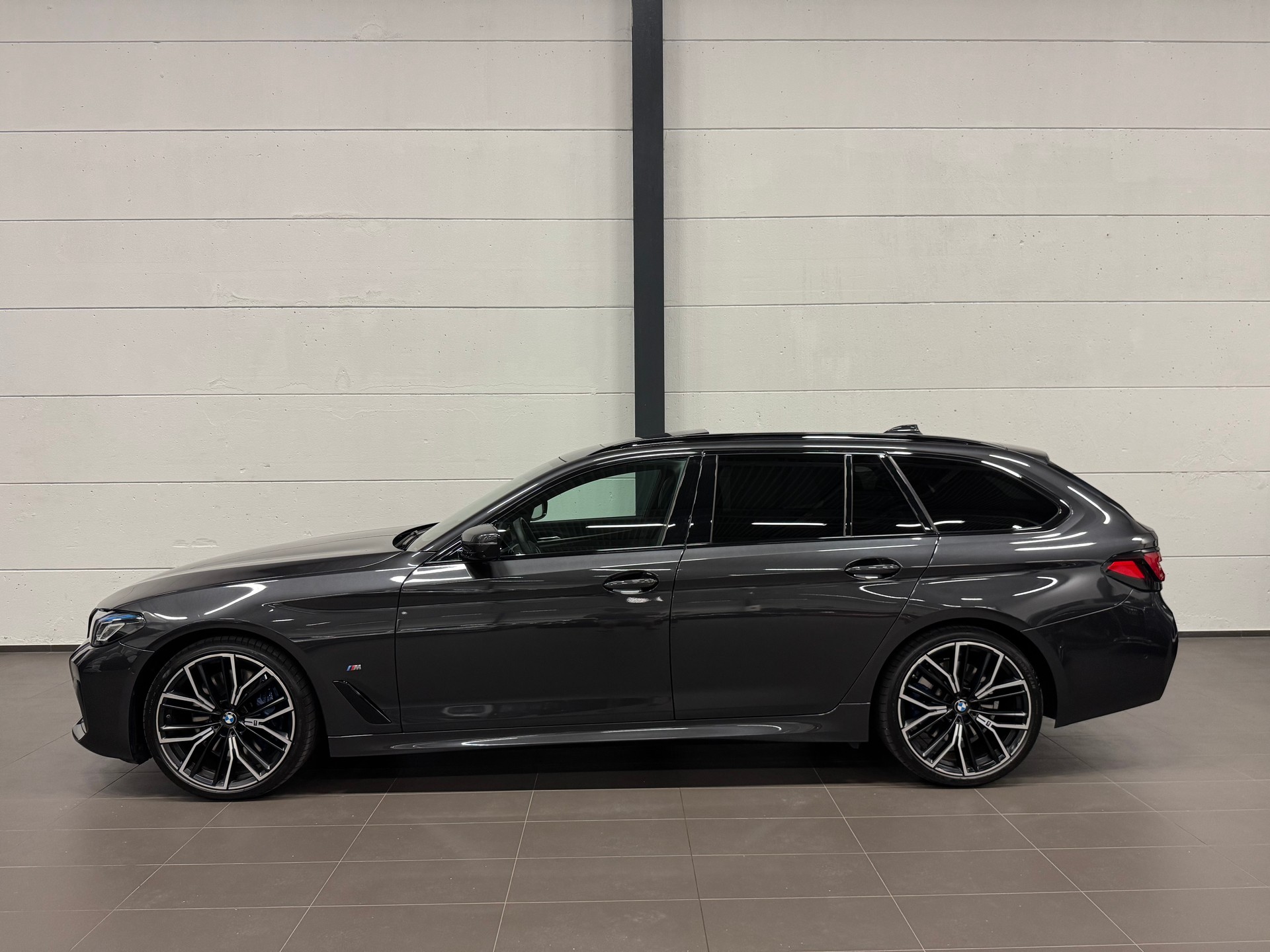 BMW 540d xDrive 48V Touring M Sport Steptronic-image-8