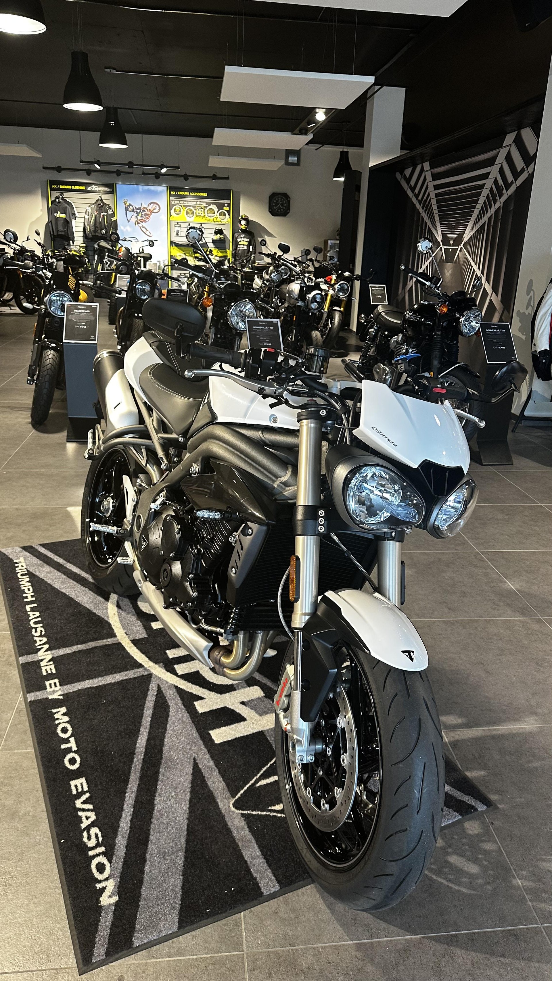 TRIUMPH Speed Triple S 1050 ABS-image-2