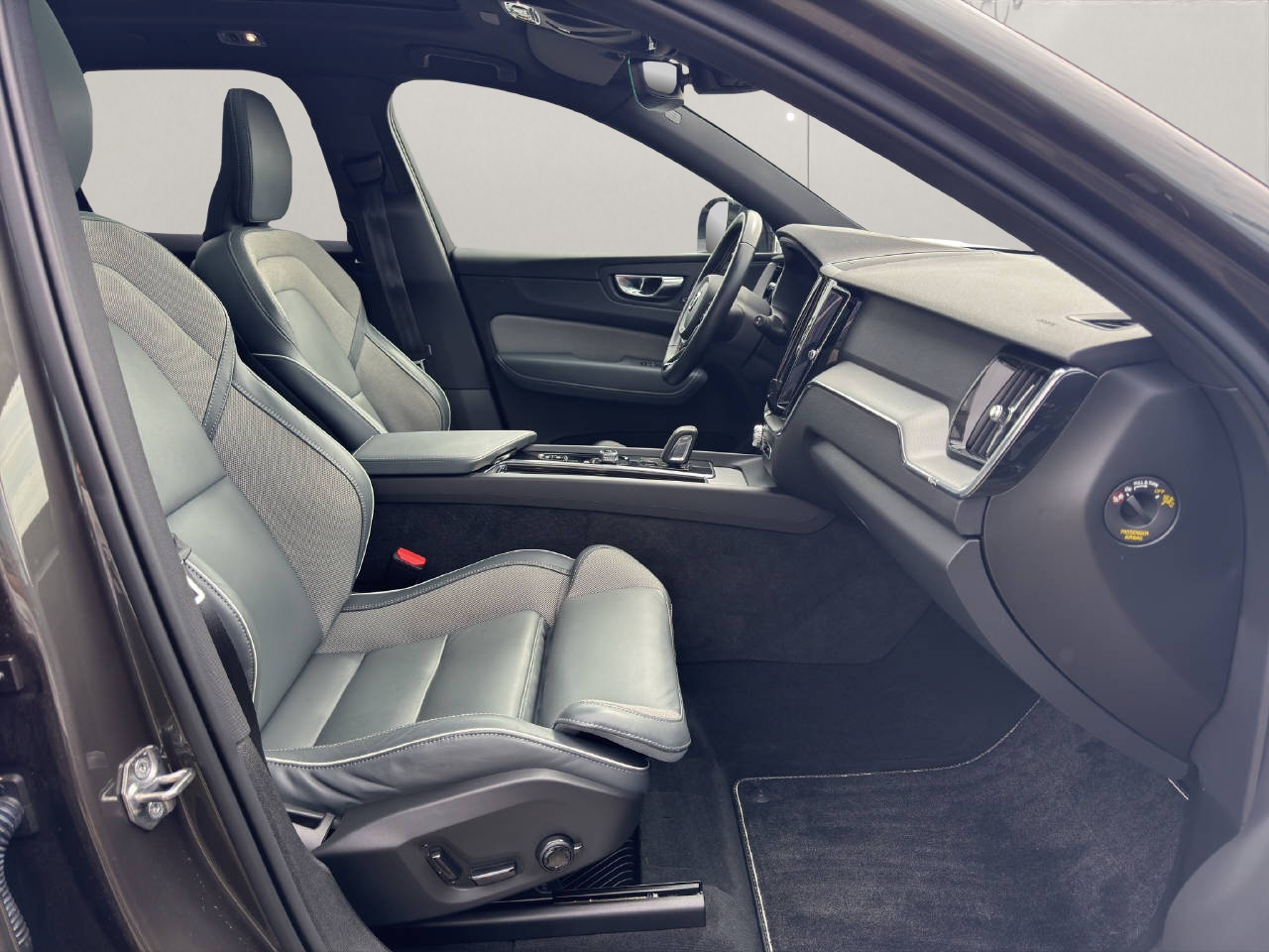 VOLVO XC60 2.0 T8 TE R-Design eAWD-image-13