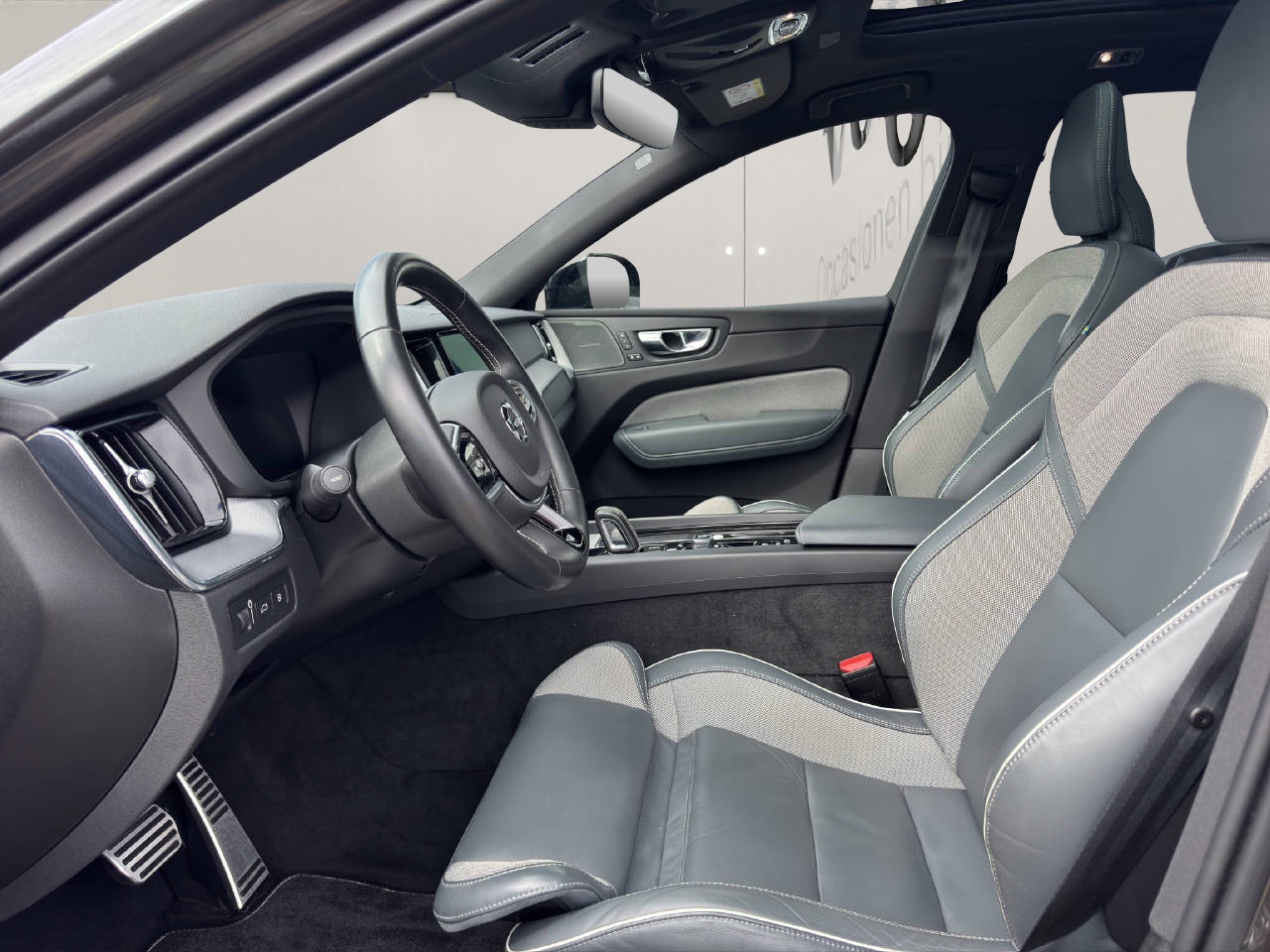 VOLVO XC60 2.0 T8 TE R-Design eAWD-image-9