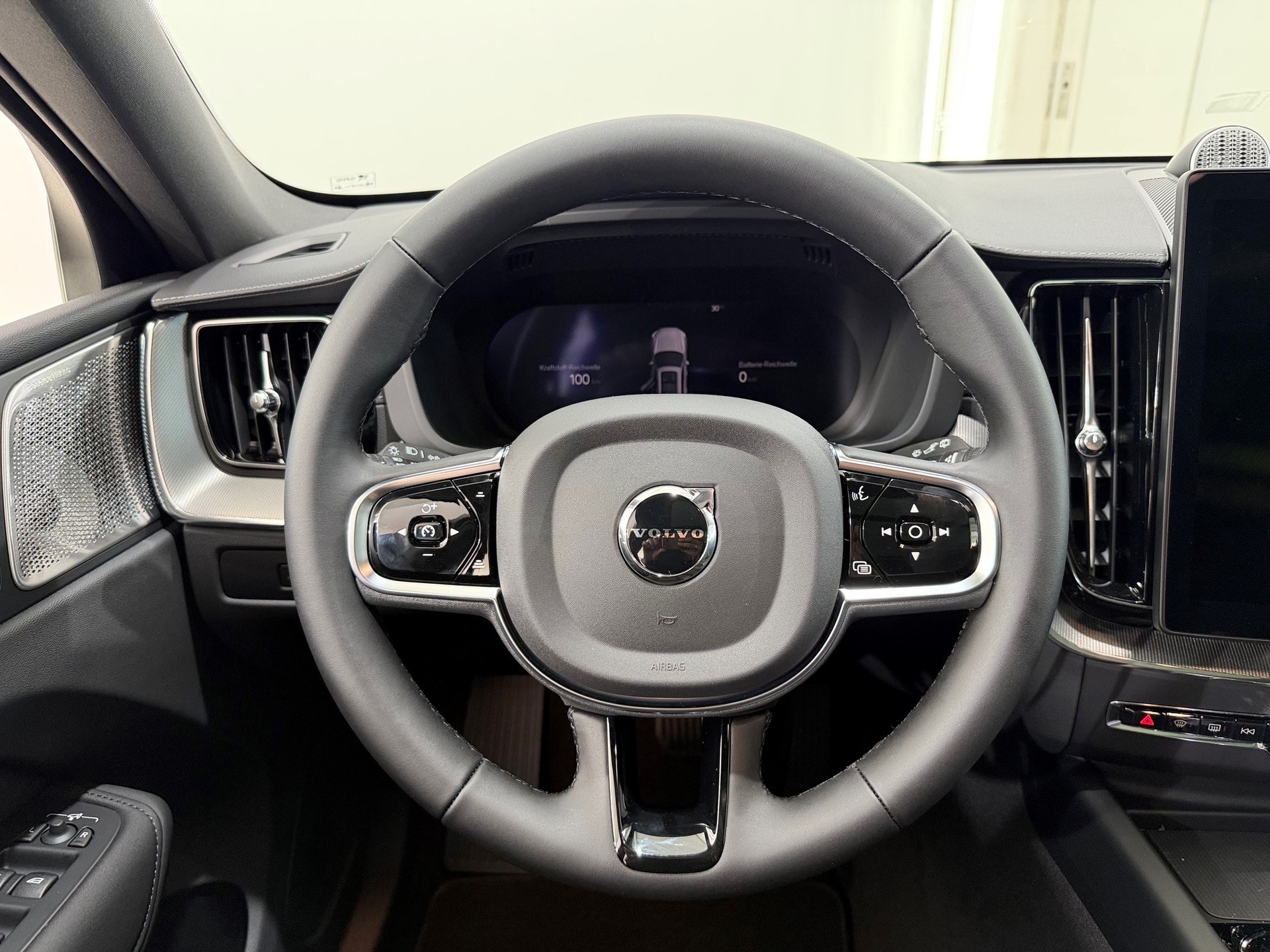 VOLVO XC60 2.0 T6 TE Black Edition e-image-12