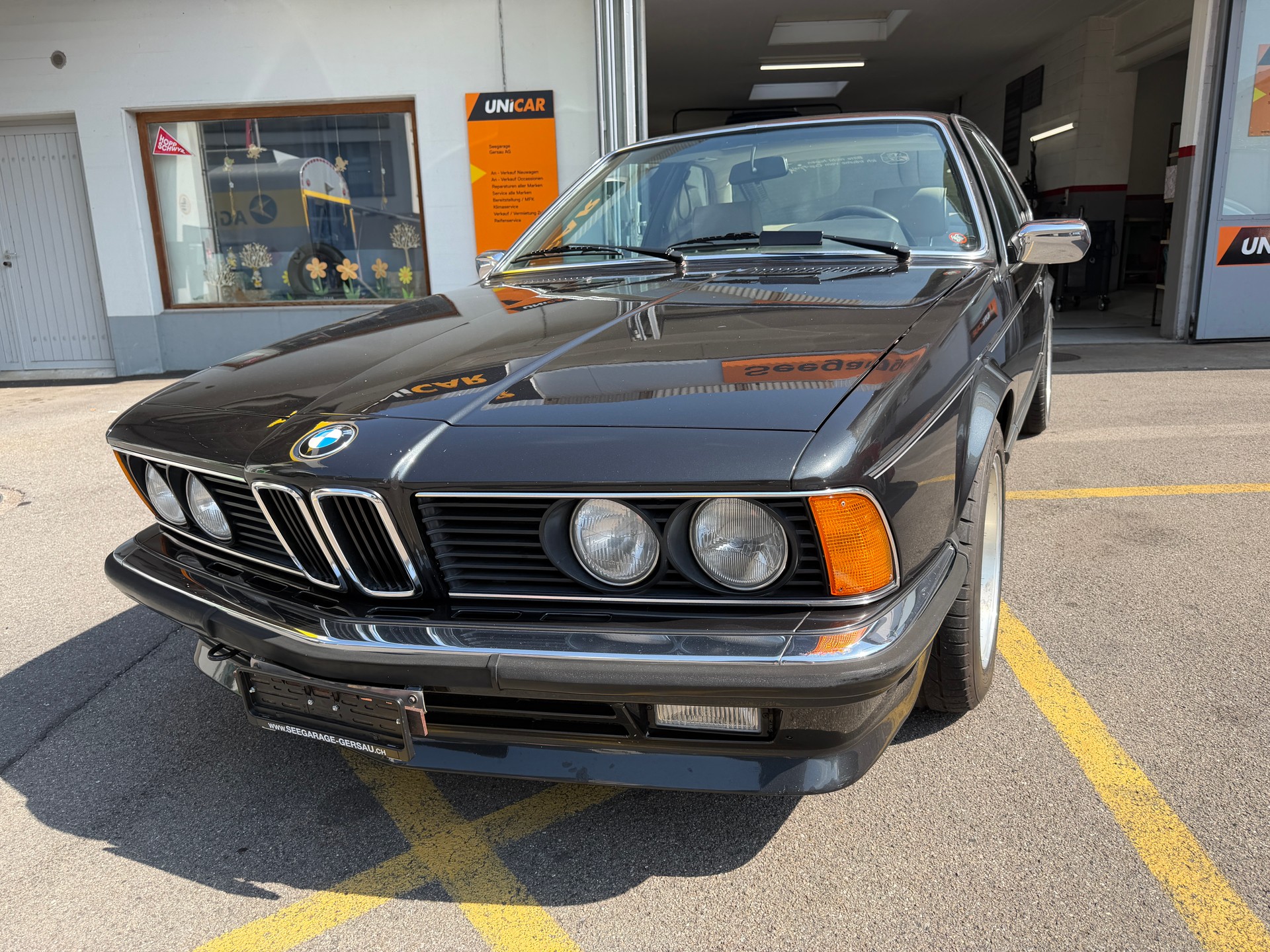 BMW 635CSi-showroom-element-1