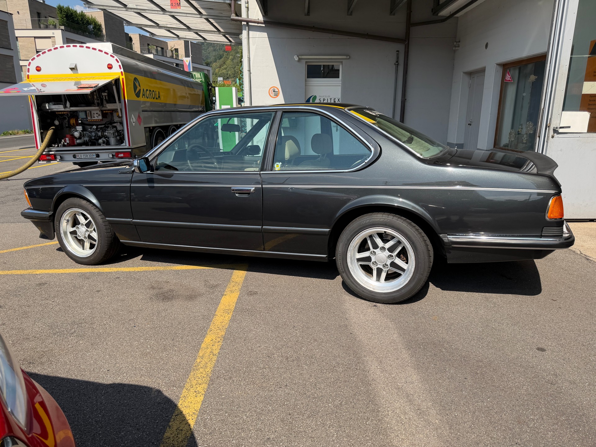 BMW 635CSi-showroom-element-3