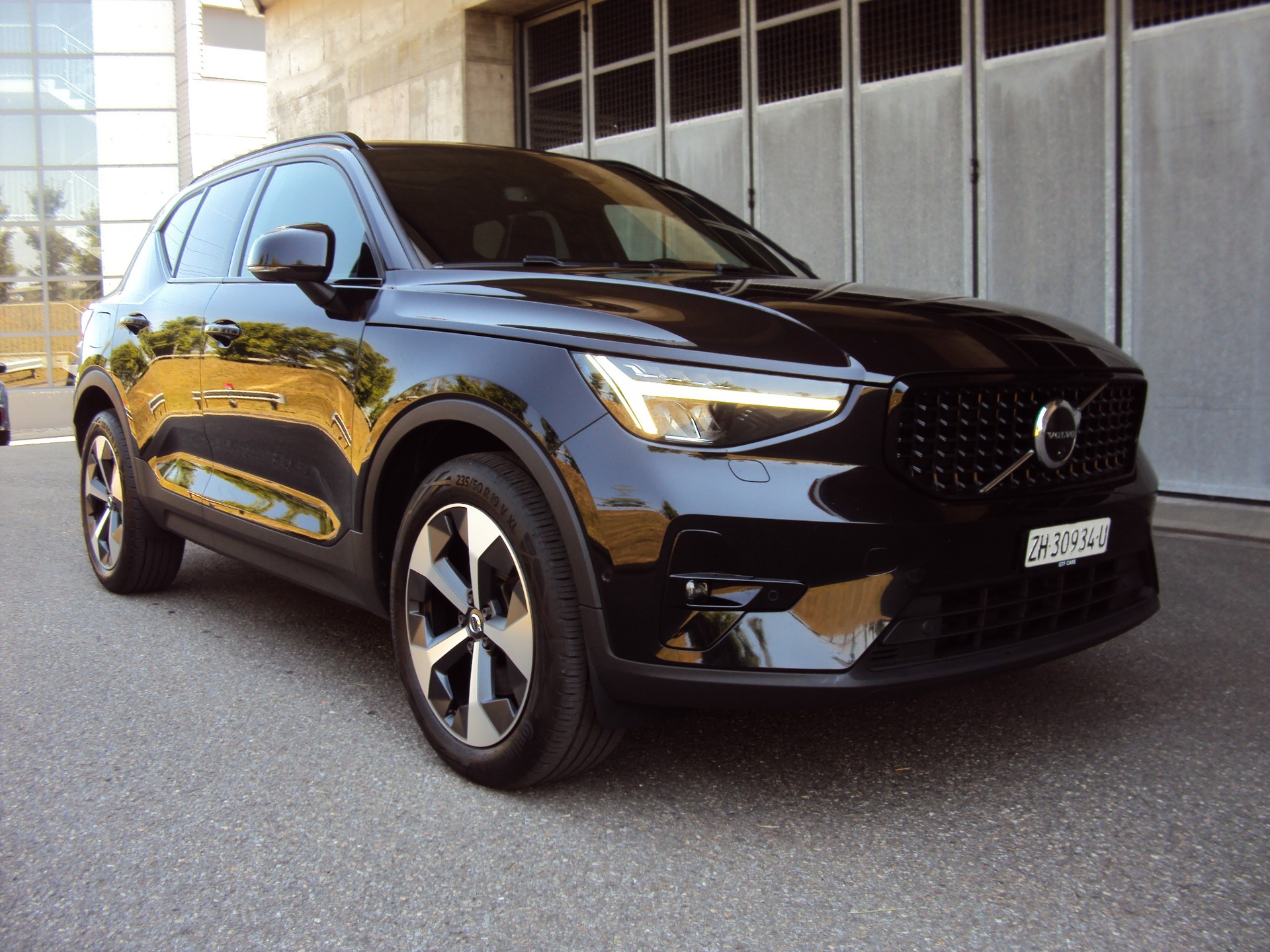 VOLVO XC40 B4 Benzin Mild Hybrid AWD Ultim. Dark DCT-image-1