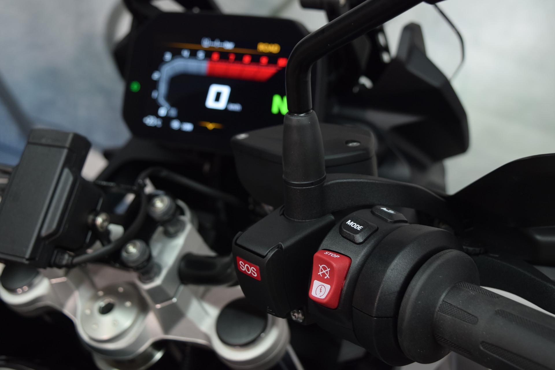 BMW F 800 GS Triple Black Tieferlegung - Sofort verfügbar!-image-7