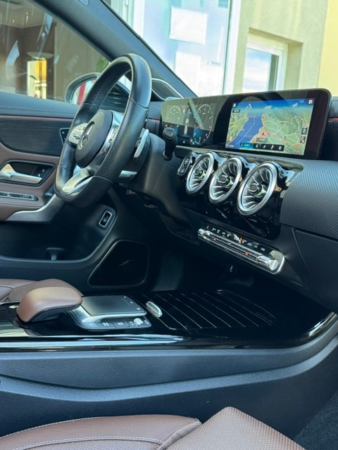 MERCEDES-BENZ CLA Shooting Brake 250 4Matic 7G-DCT AMG Line-image-8