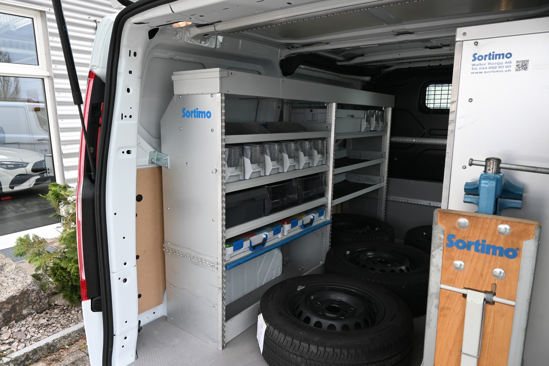 FORD Transit Custom Van 320 L1H1 Basis 3-Plätzer + Einrichtung-image-11