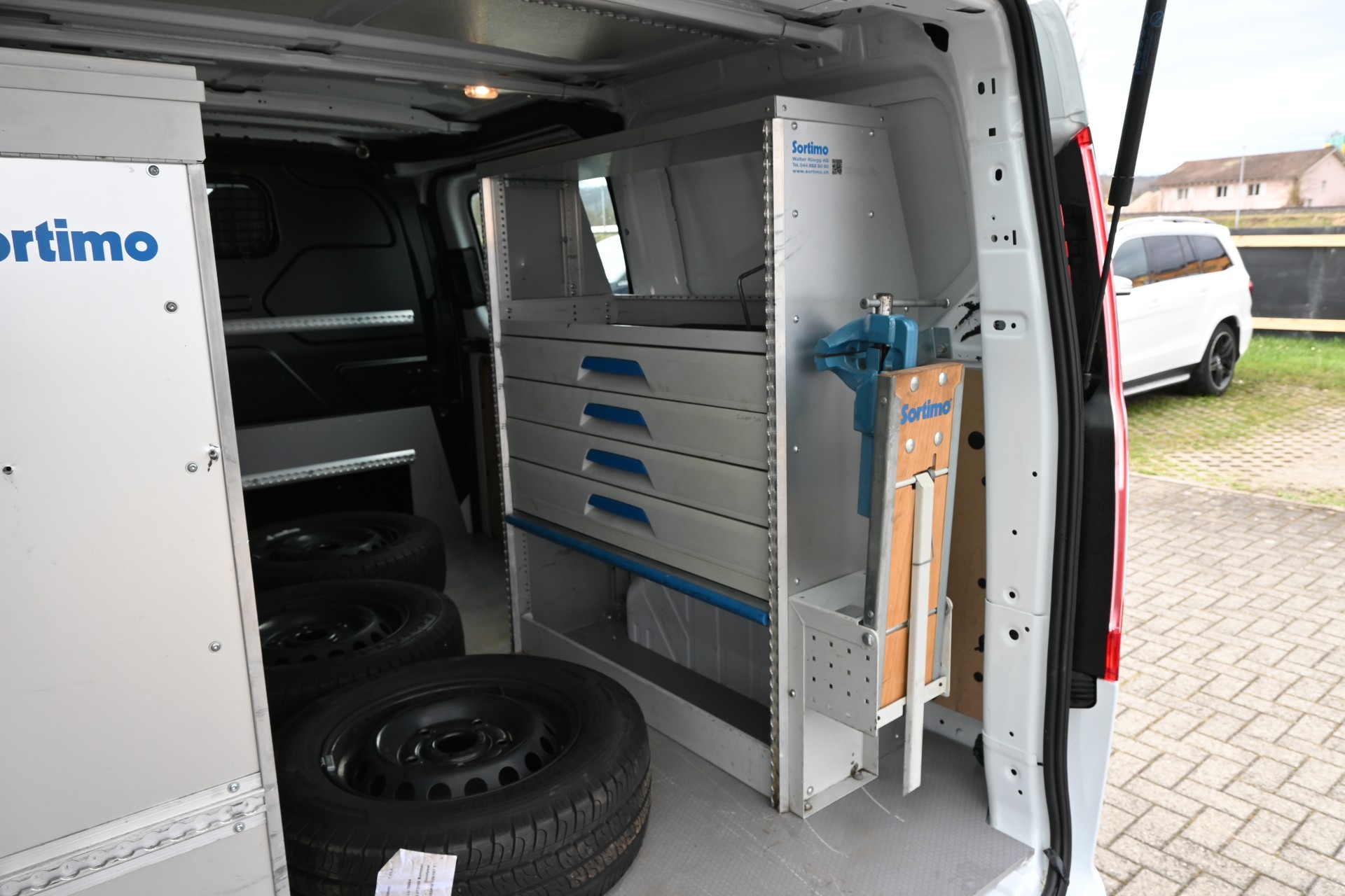 FORD Transit Custom Van 320 L1H1 Basis 3-Plätzer + Einrichtung-image-10