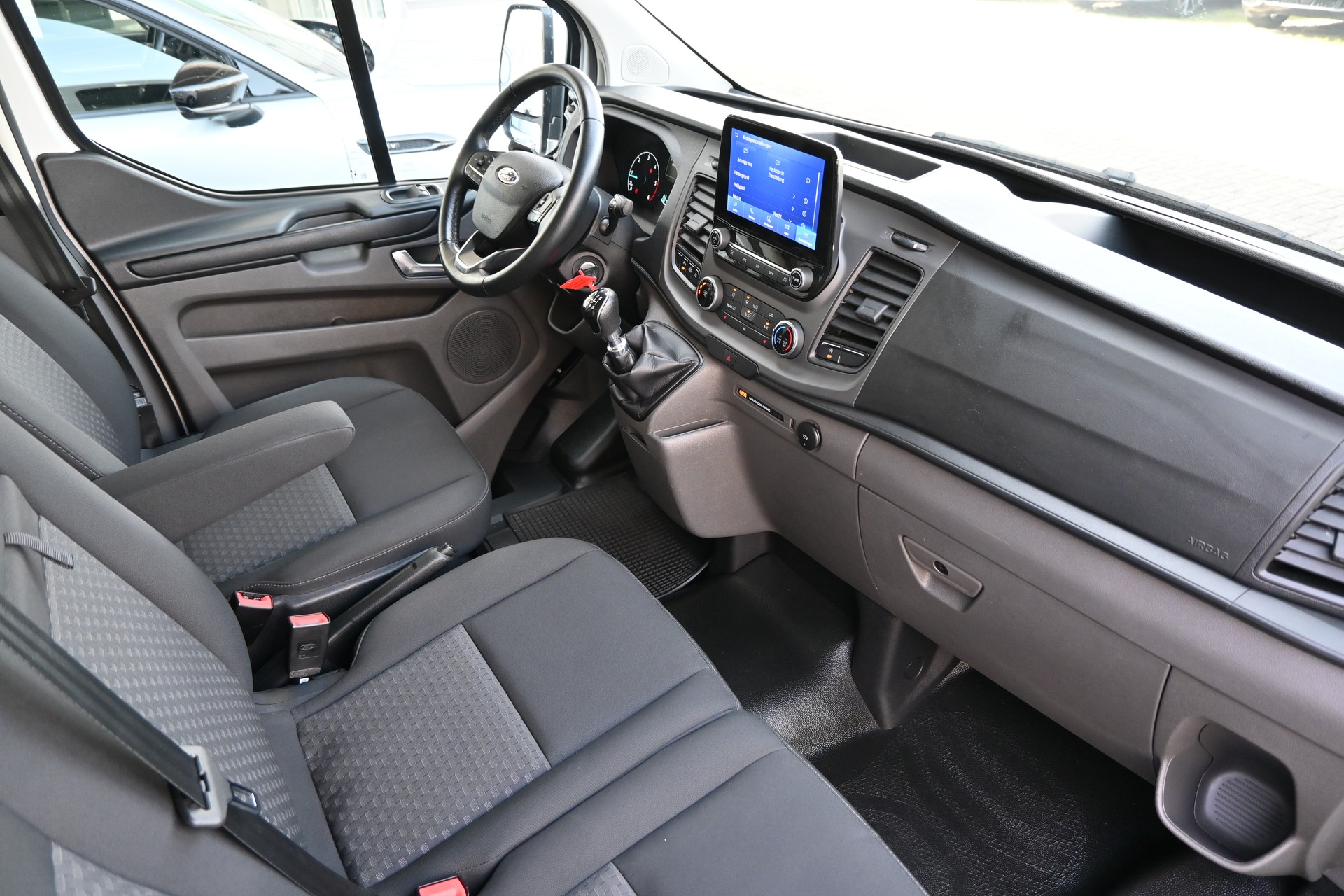 FORD Transit Custom Van 320 L1H1 Basis 3-Plätzer + Einrichtung-image-14