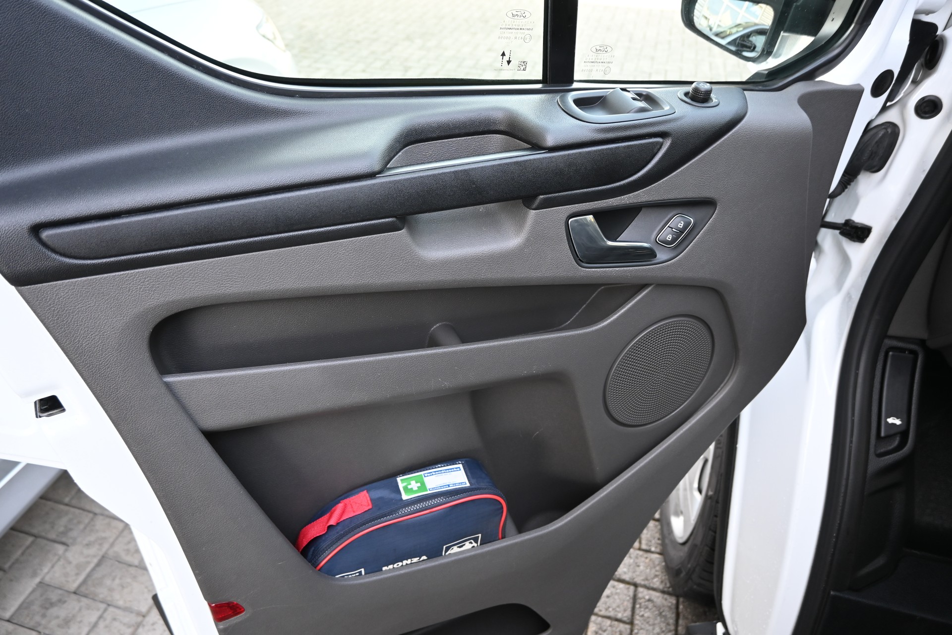 FORD Transit Custom Van 320 L1H1 Basis 3-Plätzer + Einrichtung-image-19