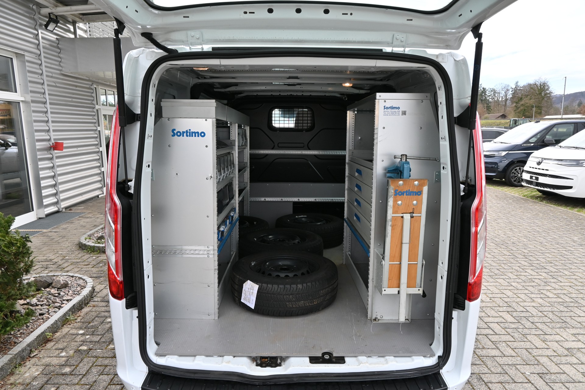 FORD Transit Custom Van 320 L1H1 Basis 3-Plätzer + Einrichtung-image-8