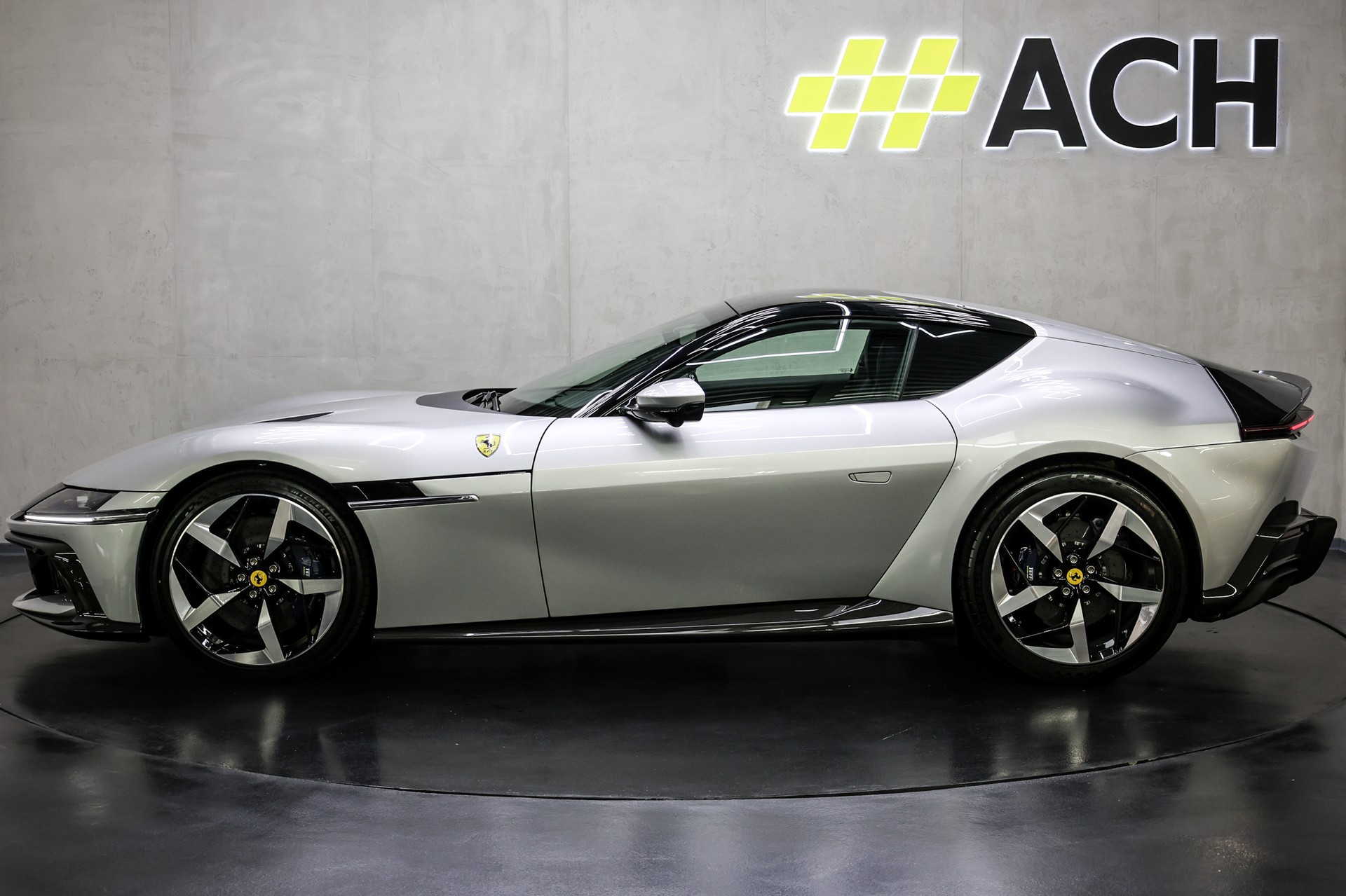 FERRARI 12 Cilindri 6.5-image-7