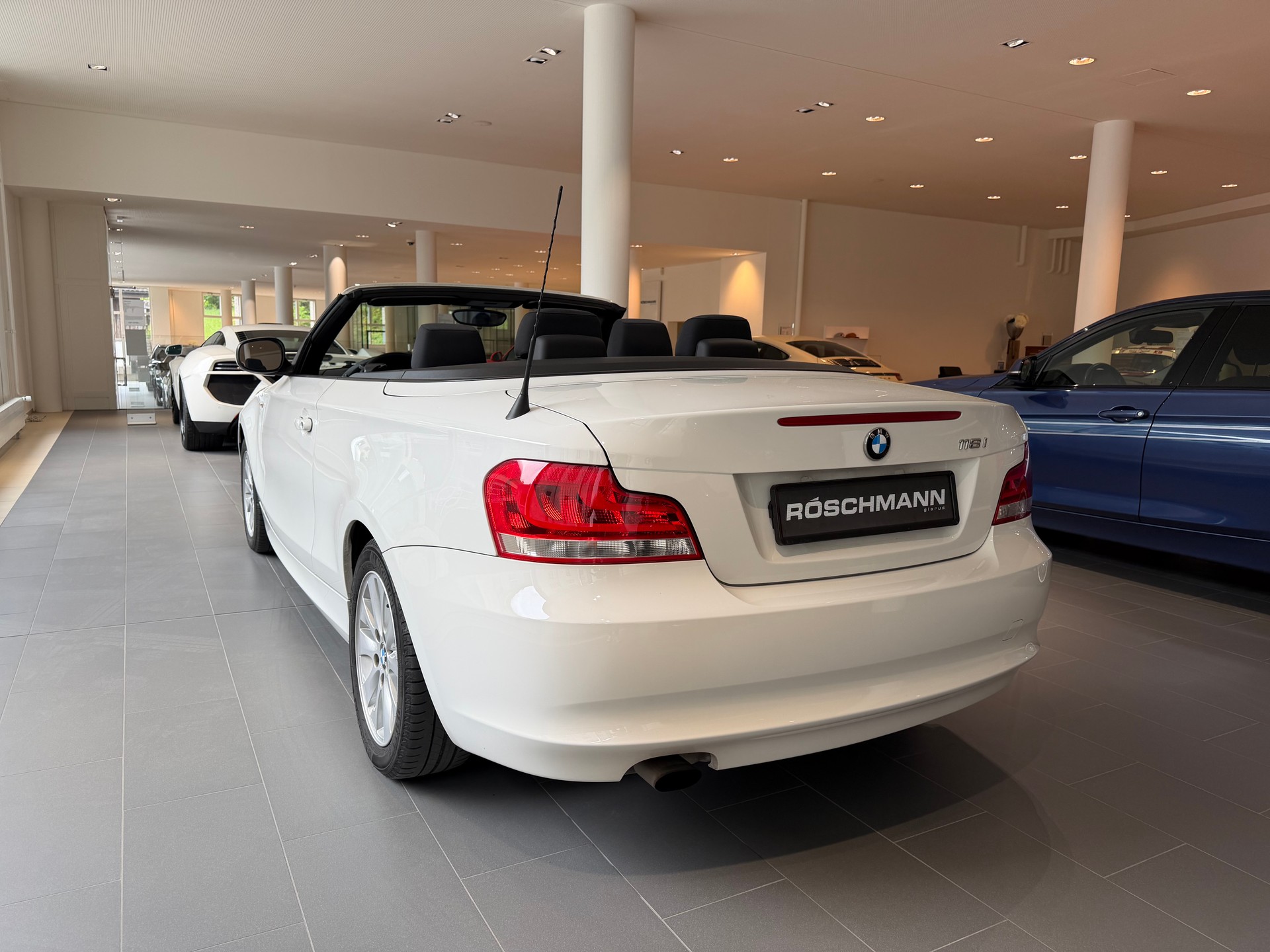 BMW 118i Cabrio-image-4