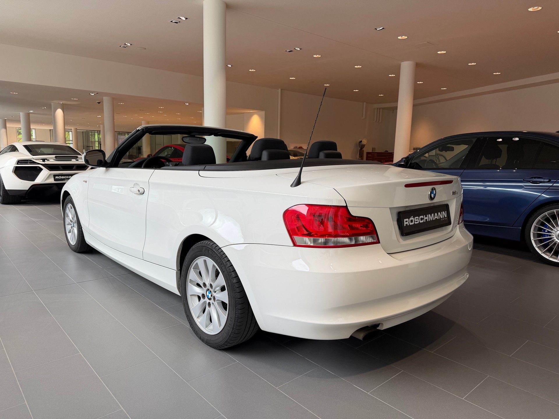 BMW 118i Cabrio-showroom-element-3