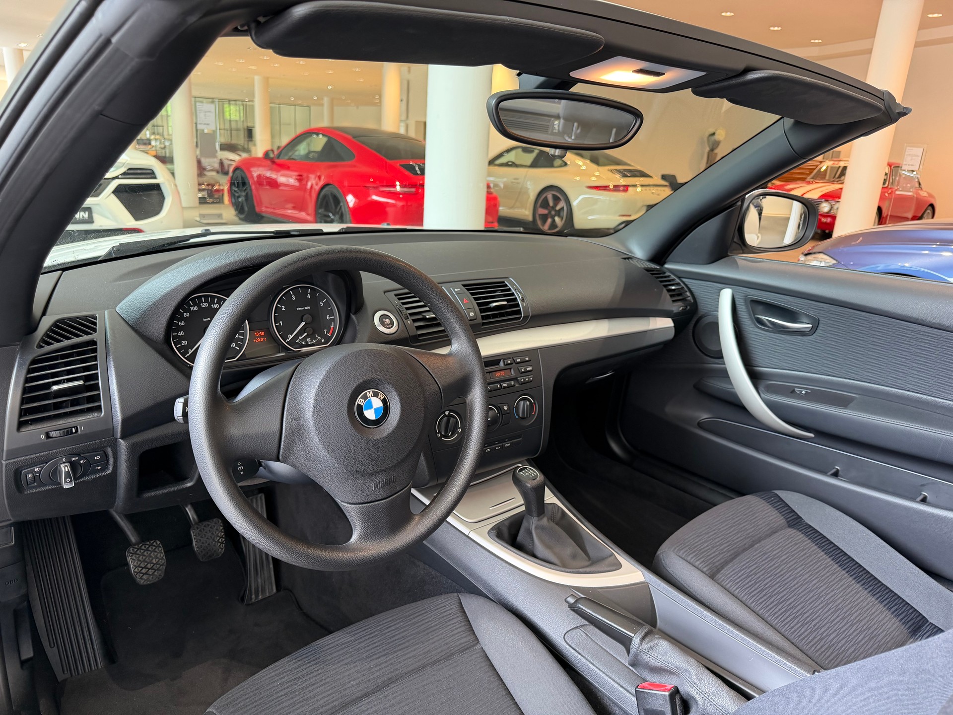 BMW 118i Cabrio-image-10