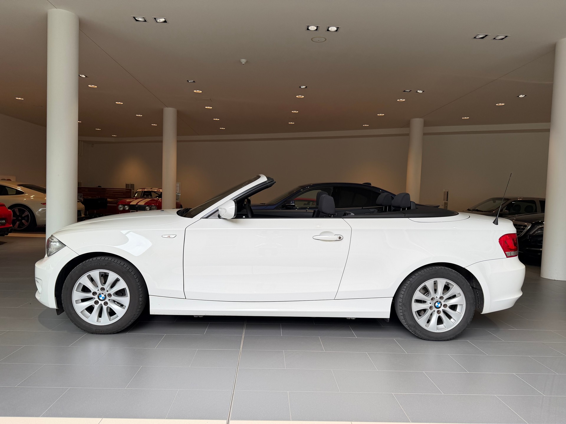 BMW 118i Cabrio-image-6