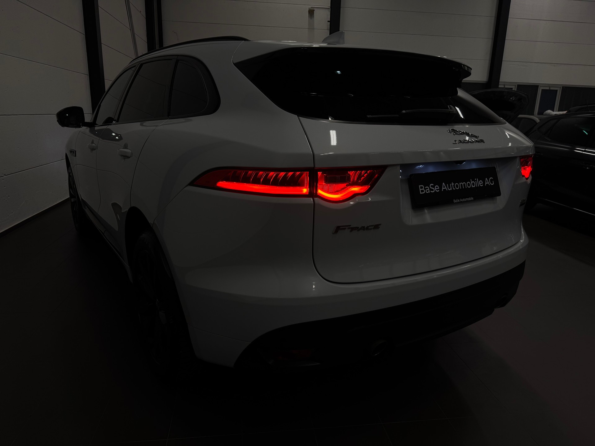 JAGUAR F-Pace 25t 2.0 R-Sport AWD Automatik-image-15