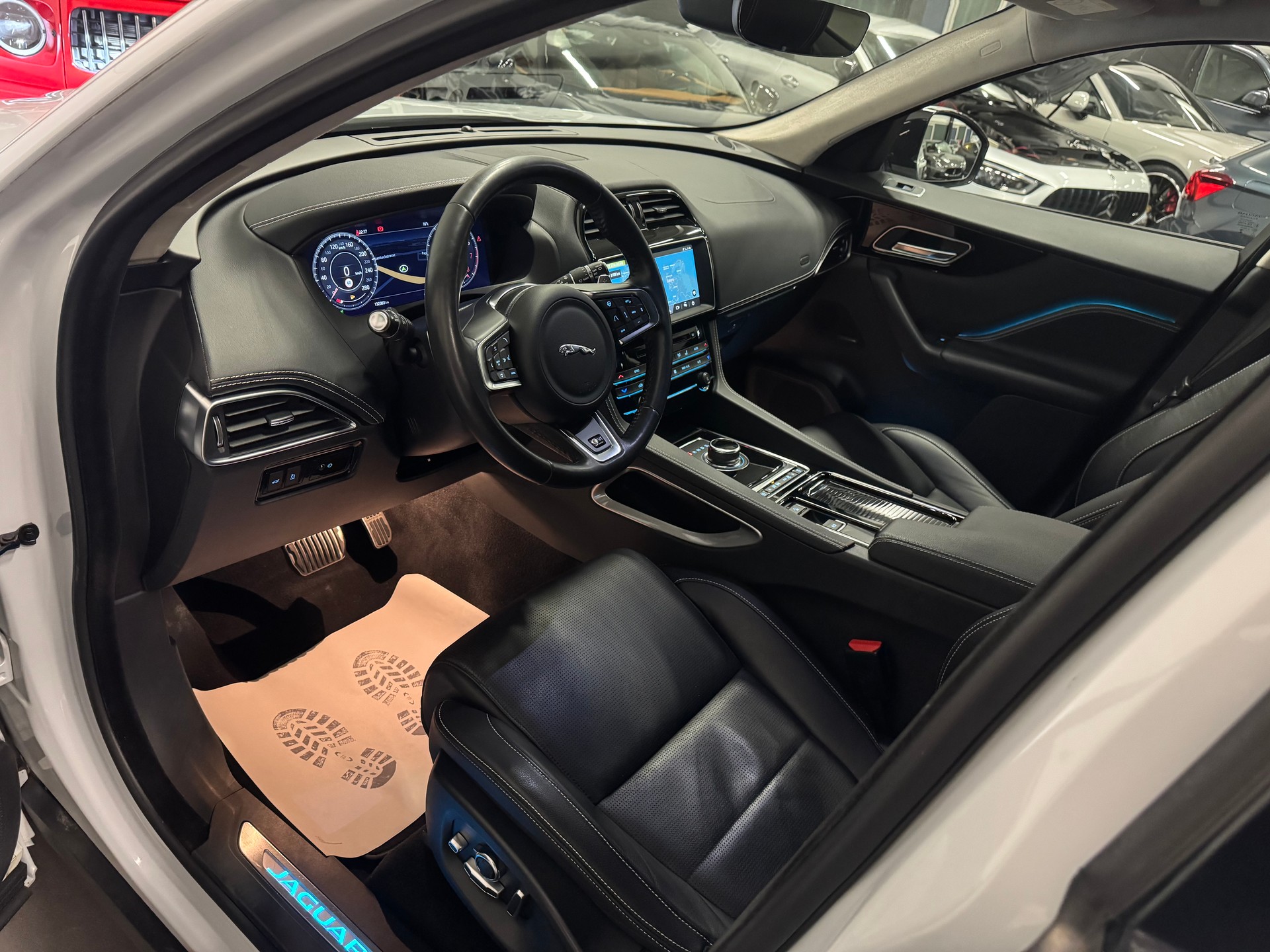 JAGUAR F-Pace 25t 2.0 R-Sport AWD Automatik-image-16