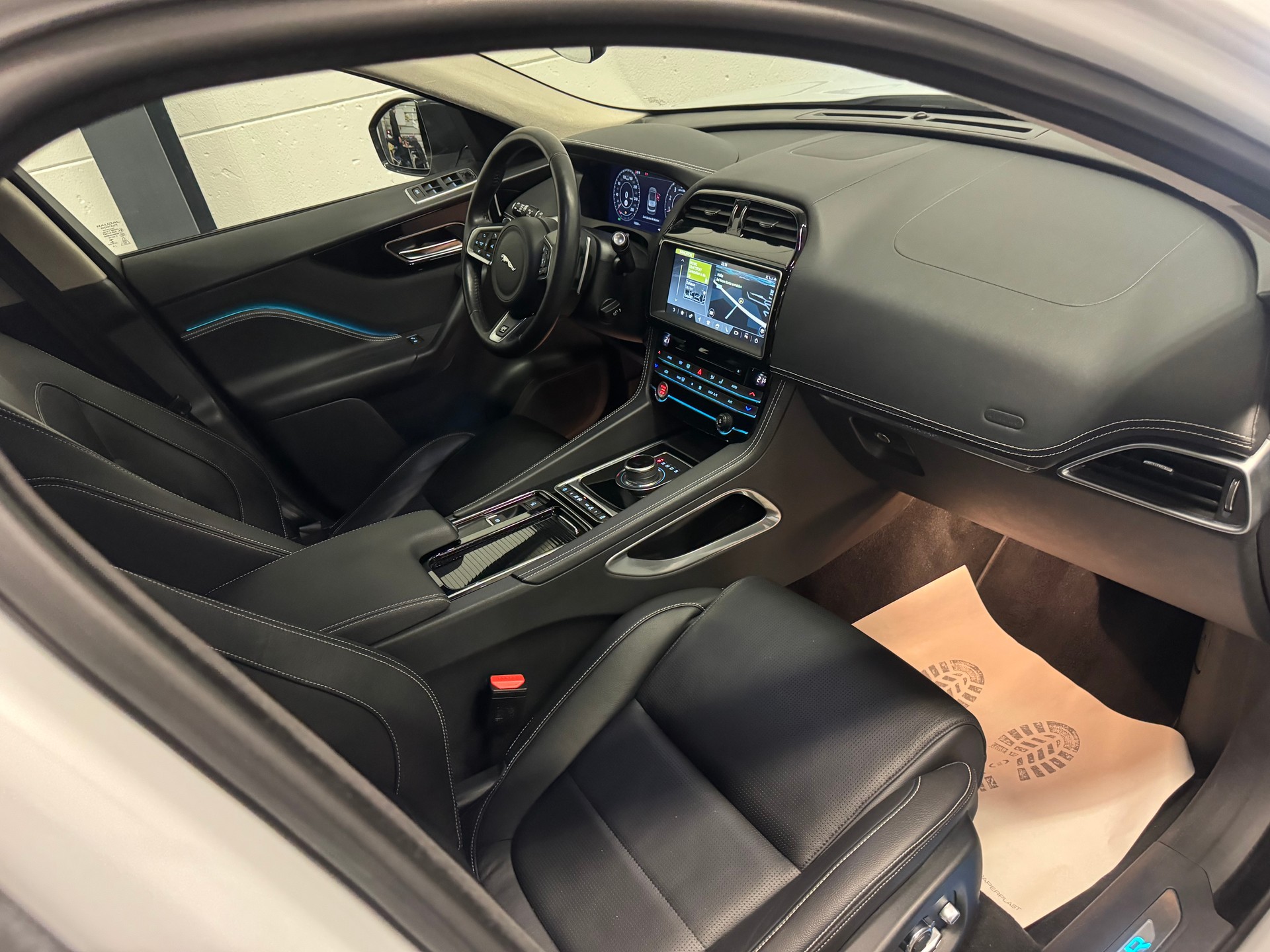 JAGUAR F-Pace 25t 2.0 R-Sport AWD Automatik-image-19