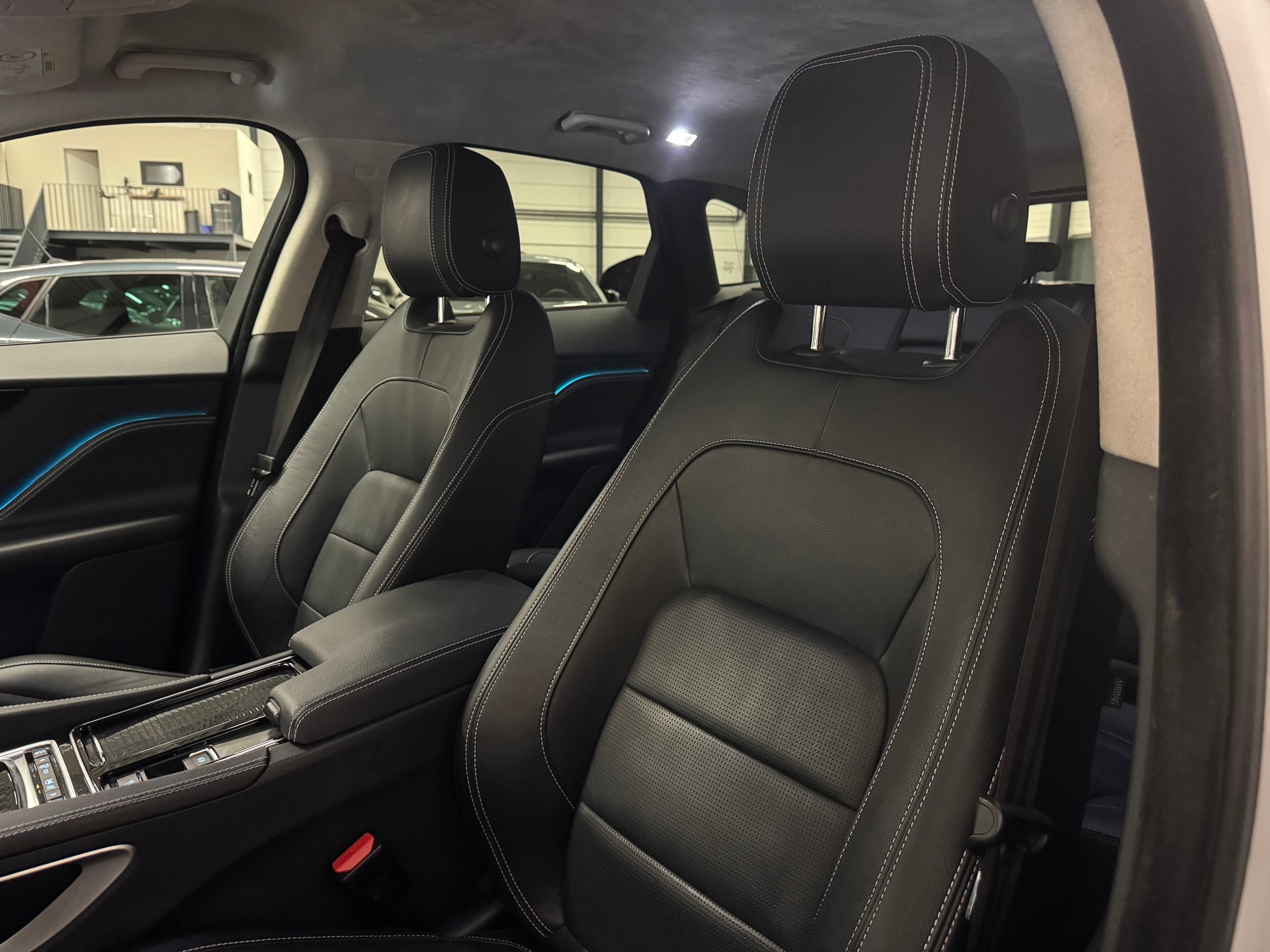 JAGUAR F-Pace 25t 2.0 R-Sport AWD Automatik-image-18
