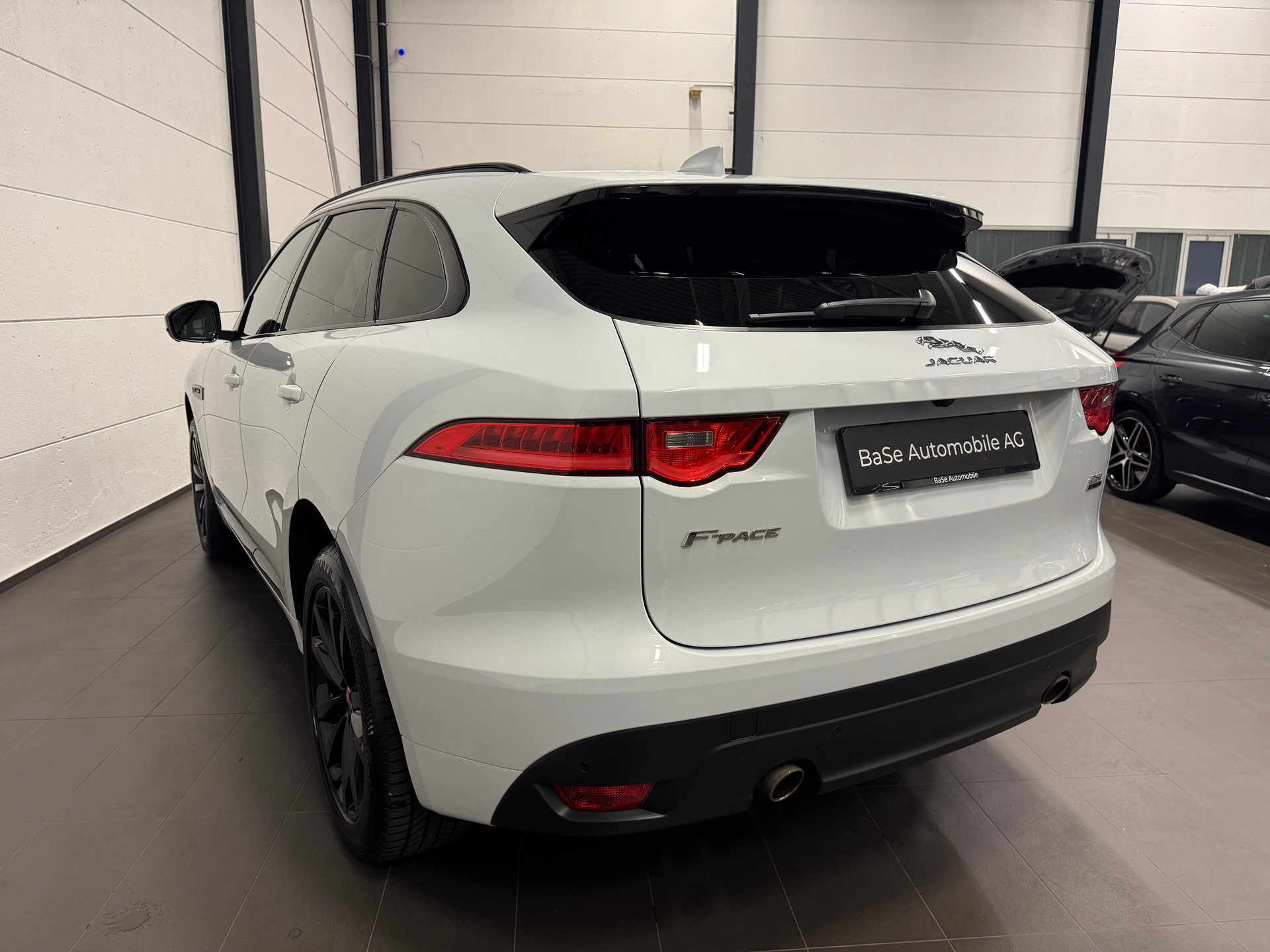 JAGUAR F-Pace 25t 2.0 R-Sport AWD Automatik-image-14