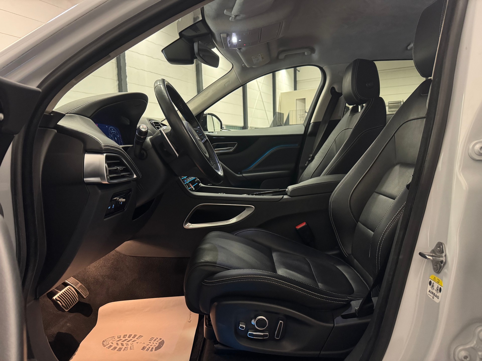 JAGUAR F-Pace 25t 2.0 R-Sport AWD Automatik-image-17