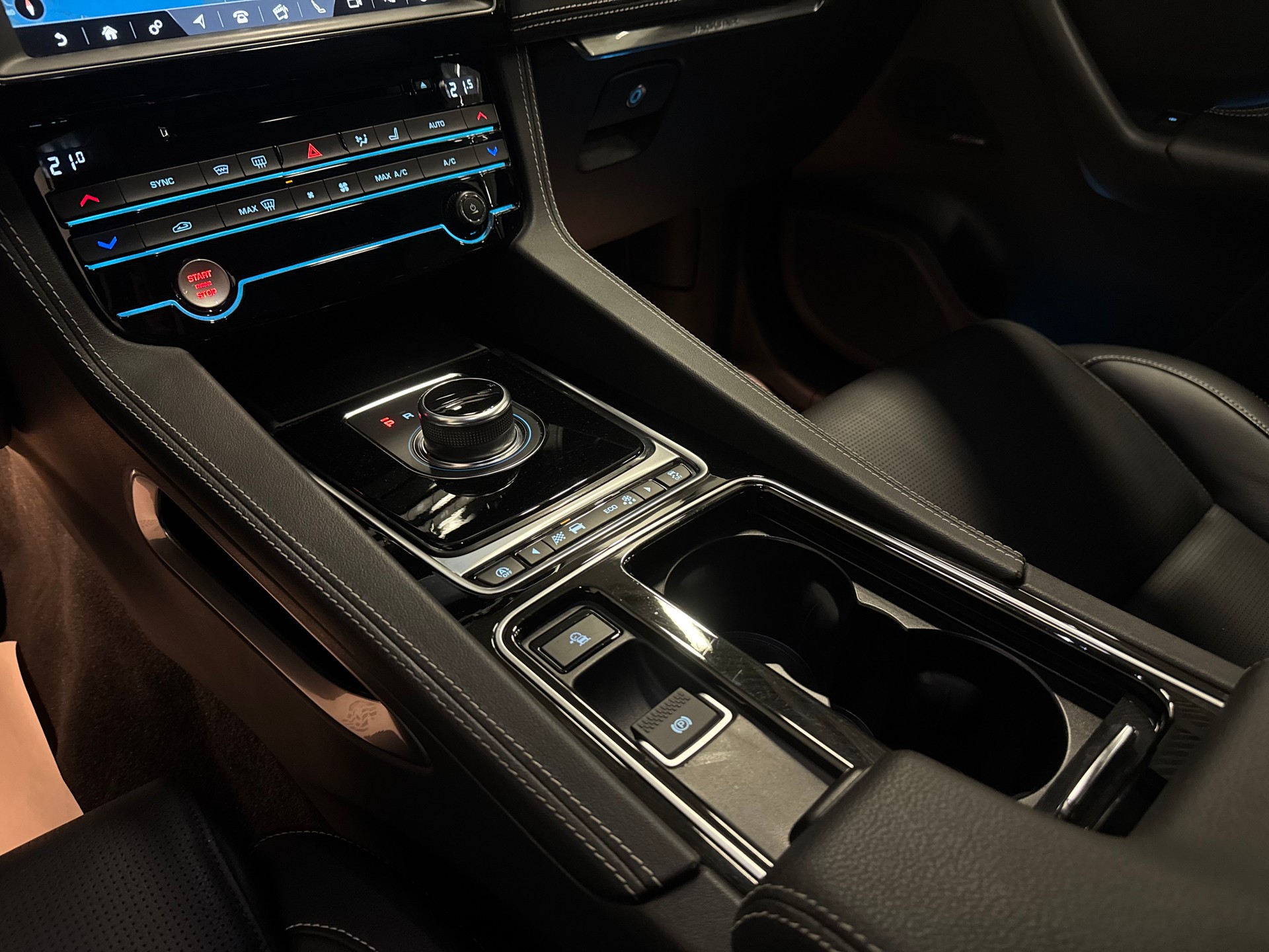 JAGUAR F-Pace 25t 2.0 R-Sport AWD Automatik-image-27