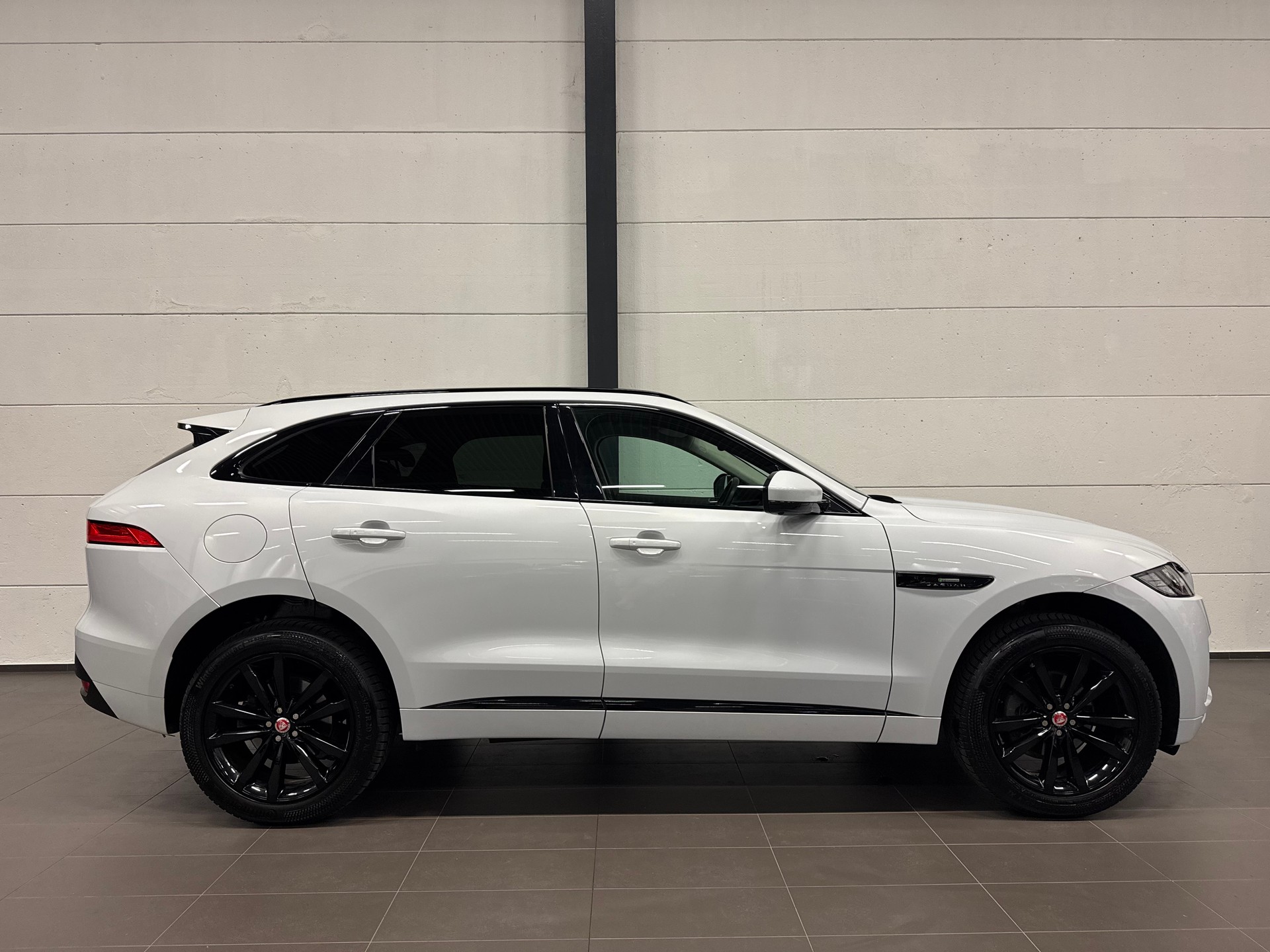 JAGUAR F-Pace 25t 2.0 R-Sport AWD Automatik-image-8