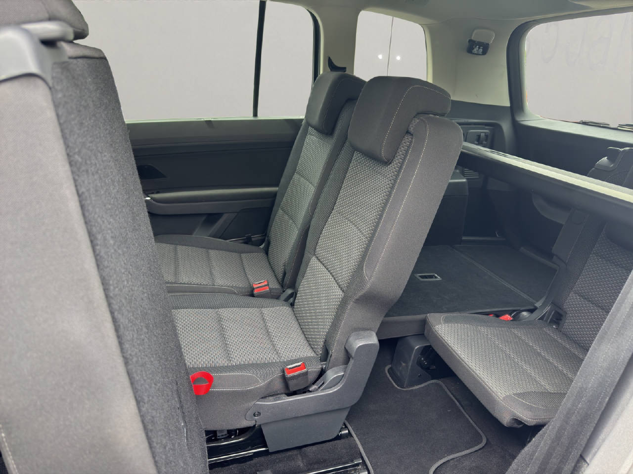 VW Touran 1.5 TSI Comfortline DSG 7 Sitzer-image-6