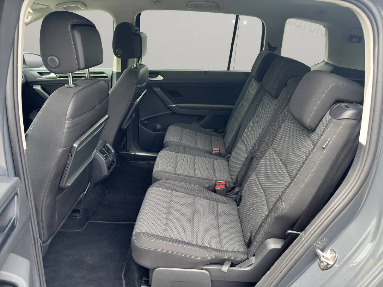 VW Touran 1.5 TSI Comfortline DSG 7 Sitzer-image-5