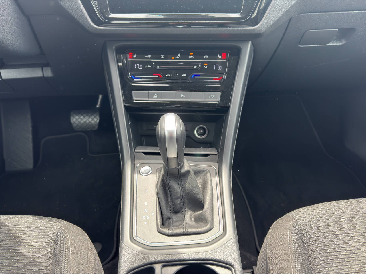 VW Touran 1.5 TSI Comfortline DSG 7 Sitzer-image-9