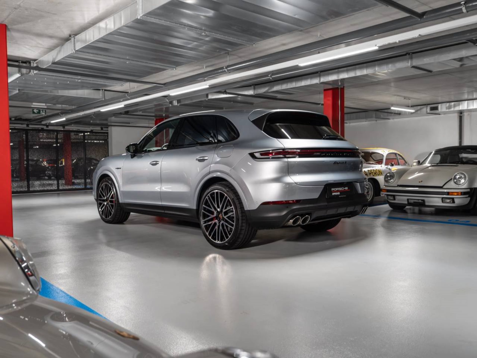 PORSCHE Cayenne S E-Hybrid-showroom-element-2