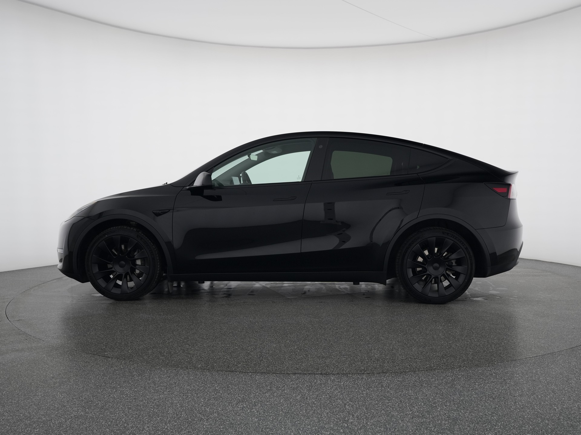 TESLA Model Y Long Range-showroom-element-1