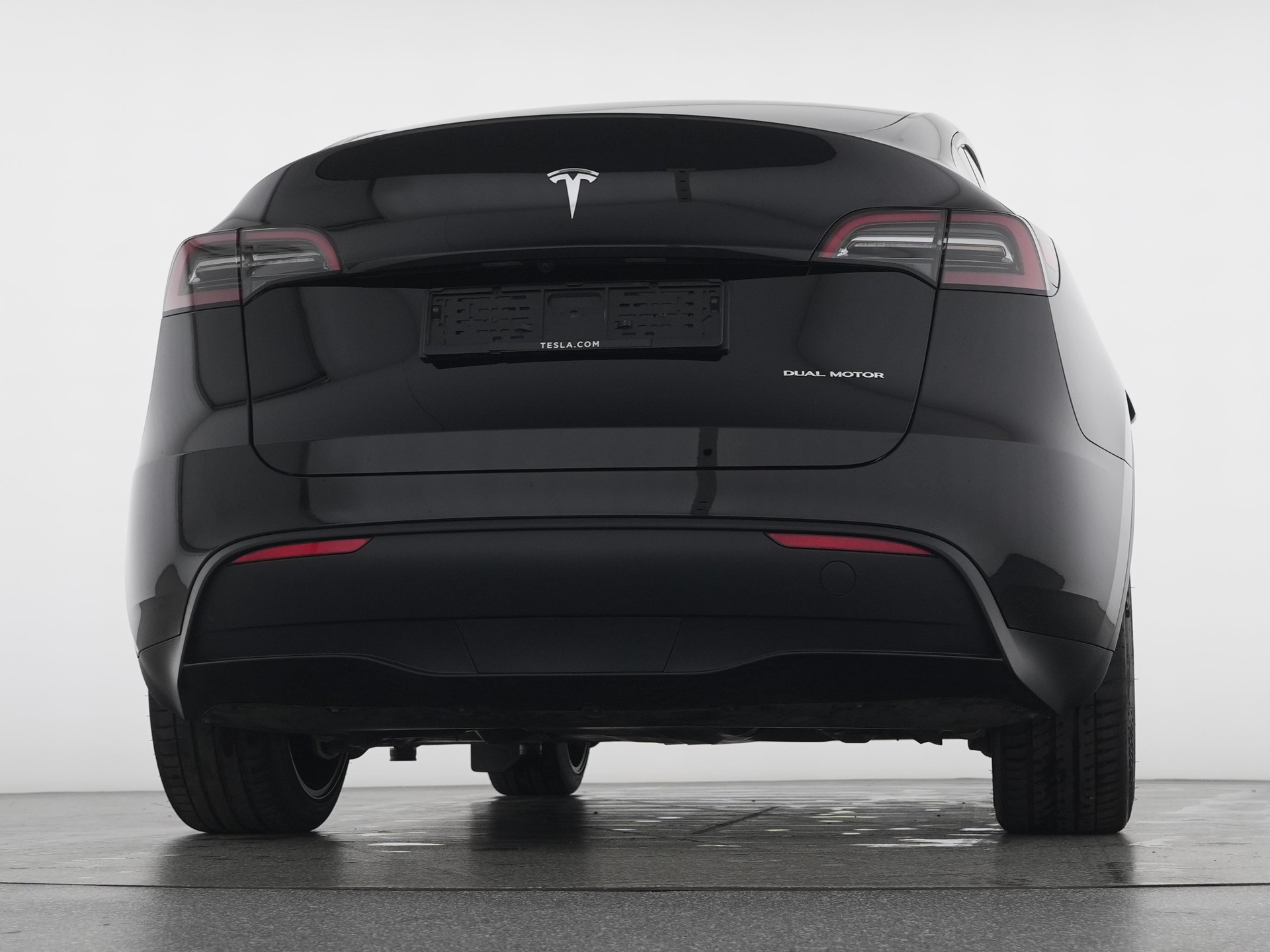 TESLA Model Y Long Range-showroom-element-3