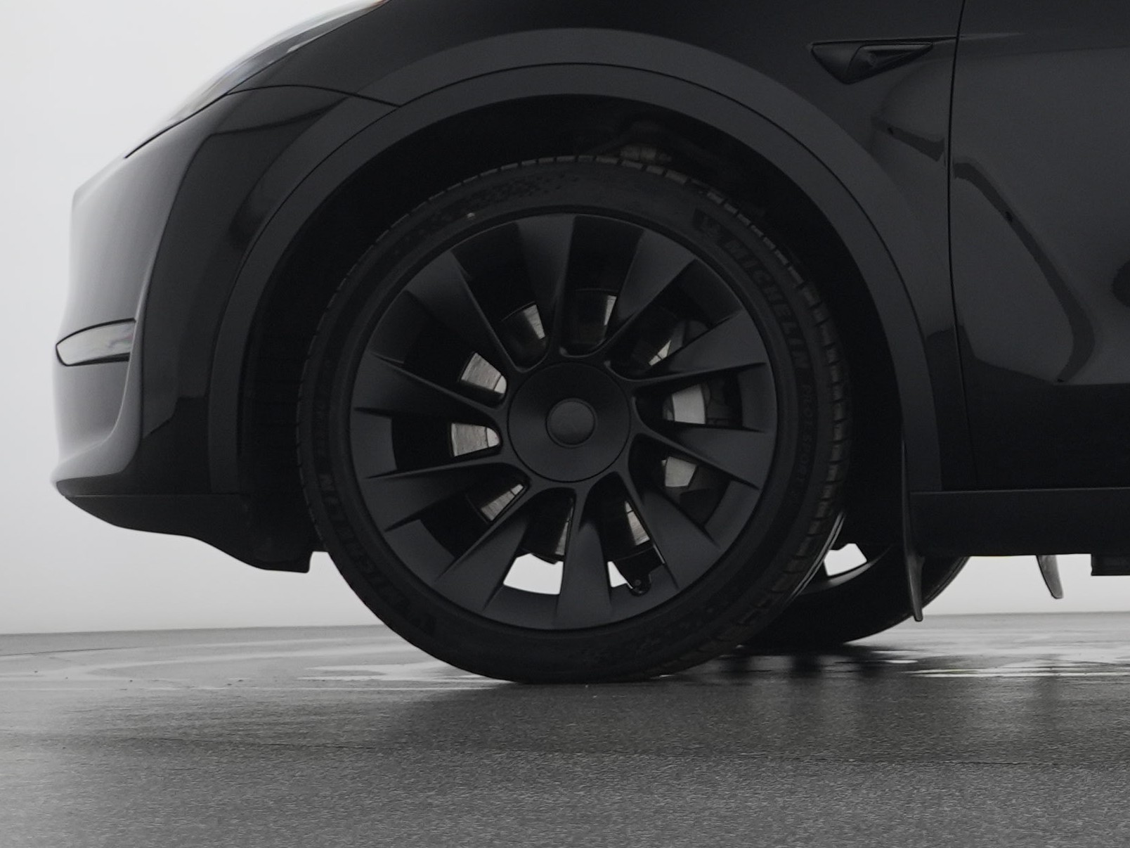 TESLA Model Y Long Range-showroom-element-2