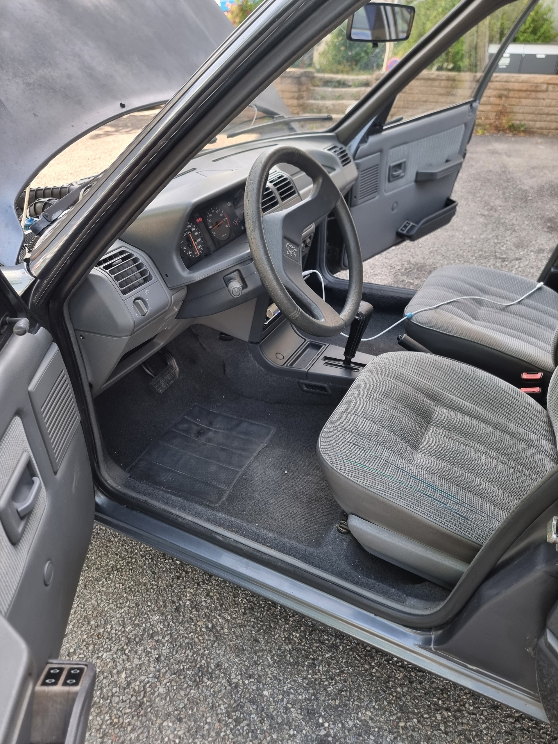 PEUGEOT 205 1.9 Automatic-image-11