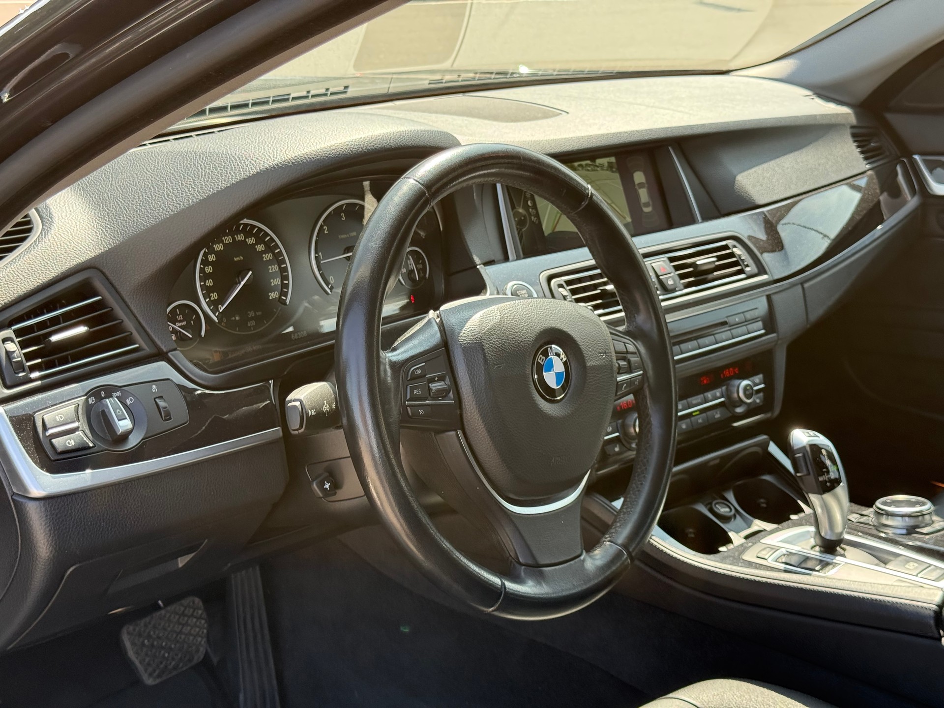 BMW 520d Luxury Line Steptronic-image-12