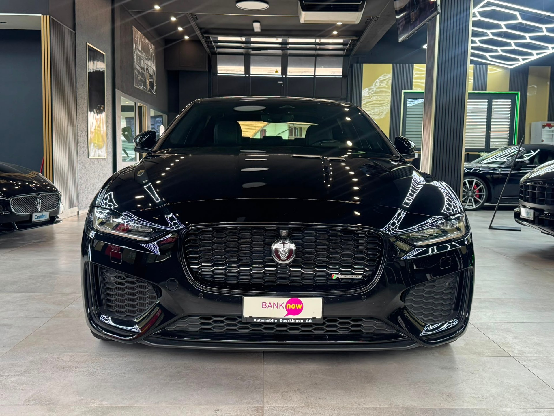 JAGUAR XE 2.0 R-Dynamic Black P300 AWD Automat-showroom-element-1