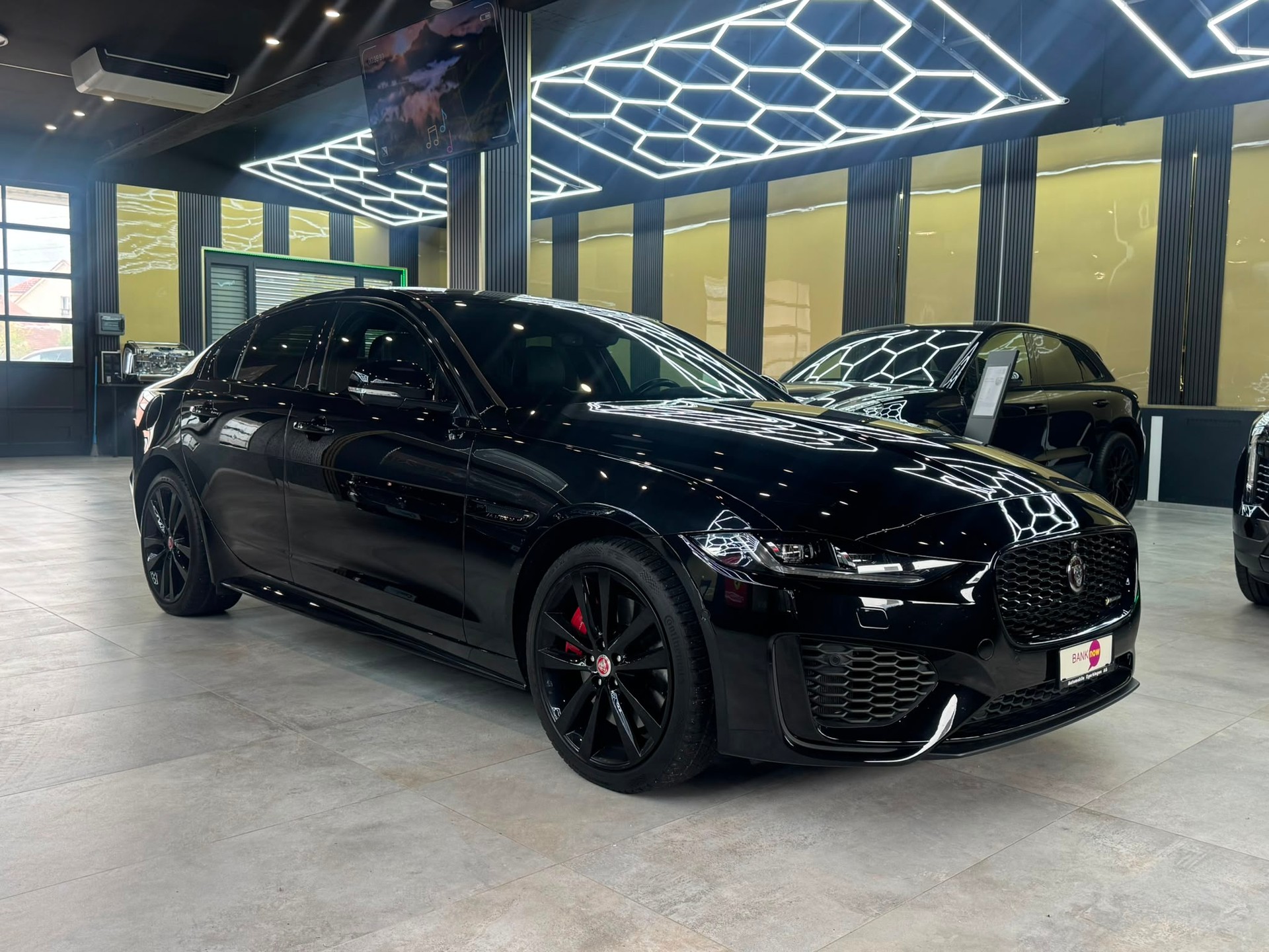 JAGUAR XE 2.0 R-Dynamic Black P300 AWD Automat-showroom-element-2