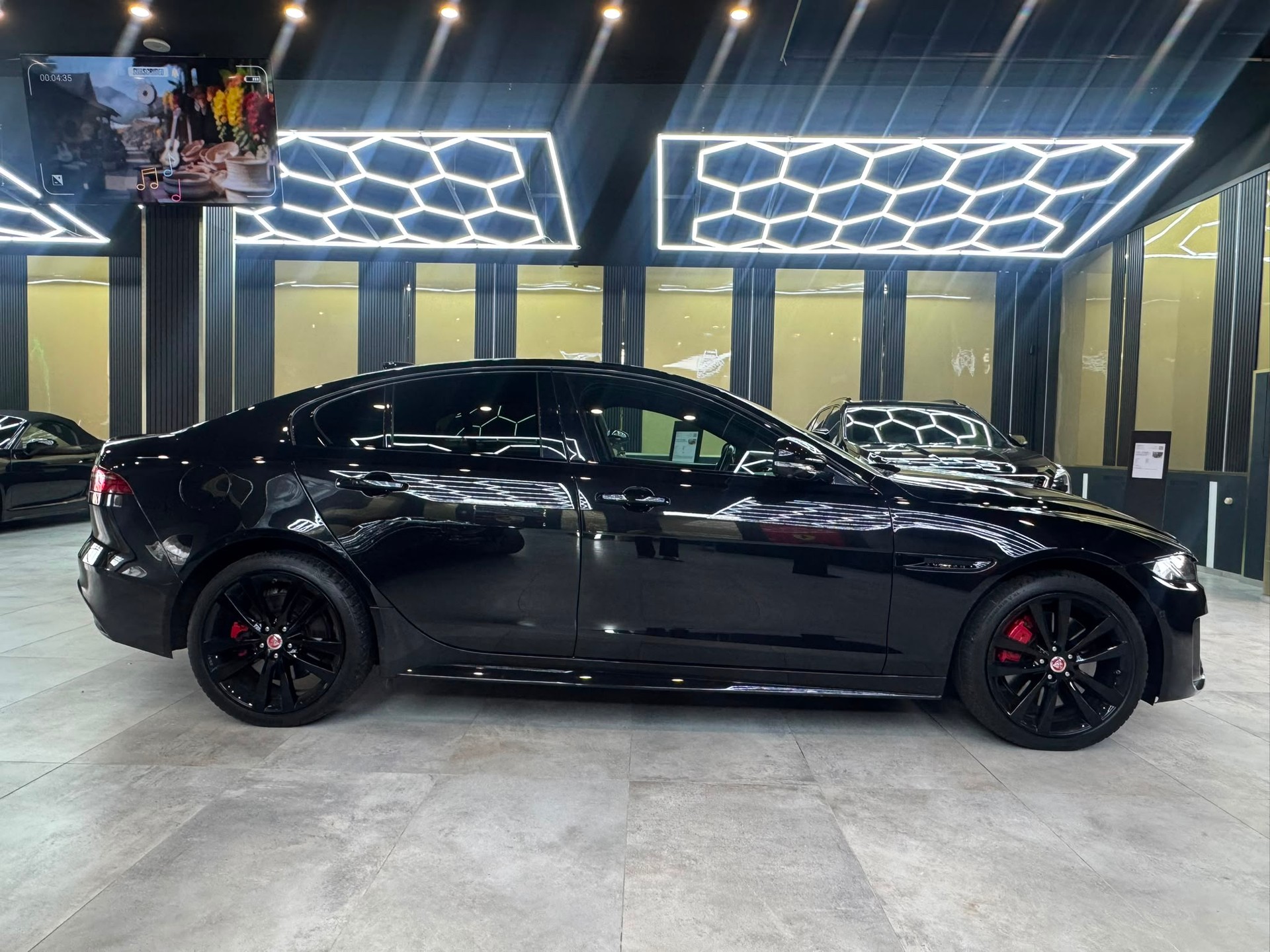 JAGUAR XE 2.0 R-Dynamic Black P300 AWD Automat-showroom-element-3