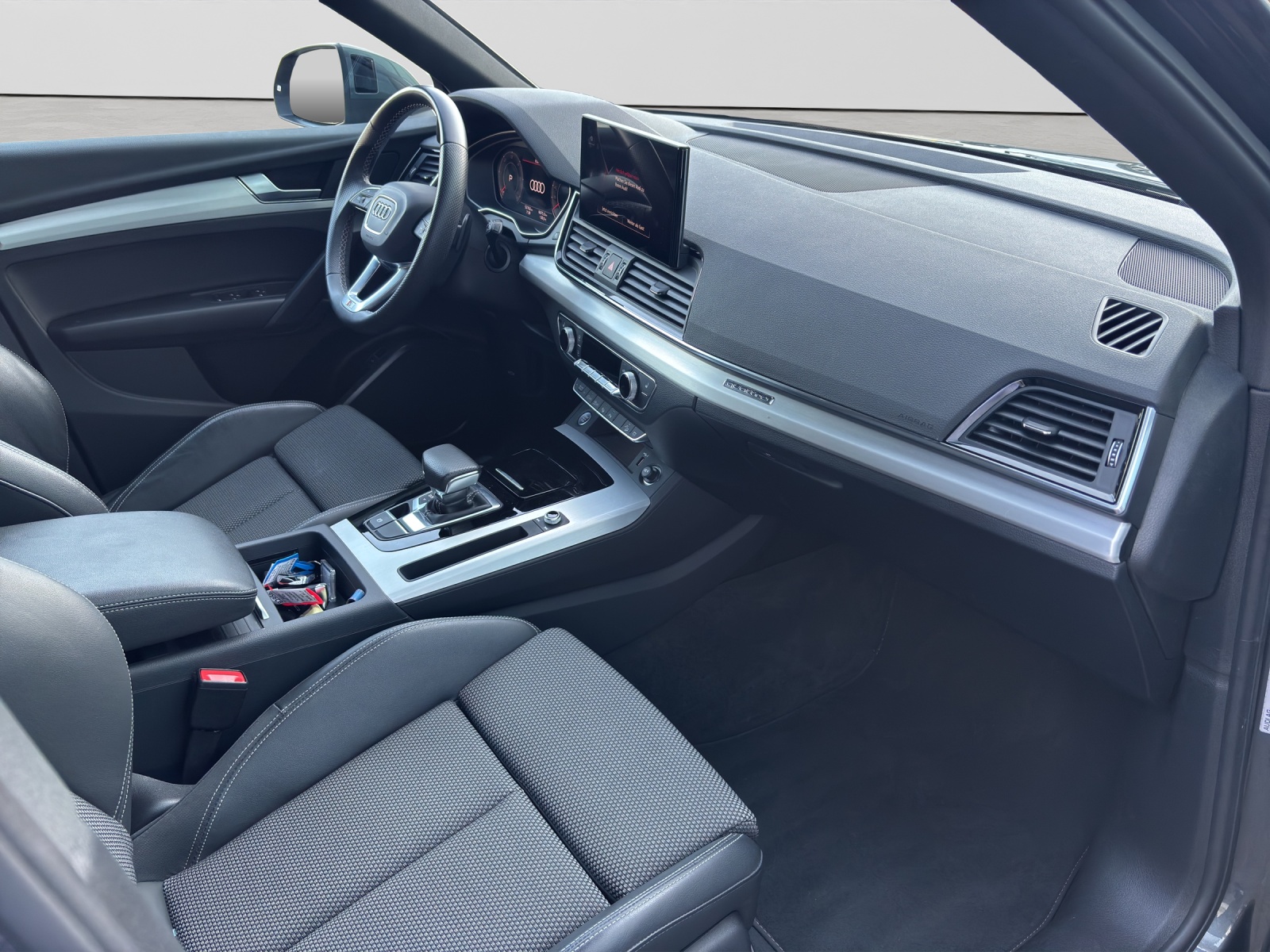 AUDI Q5 2.0 40 TDI S Line quattro S-Tronic-image-4