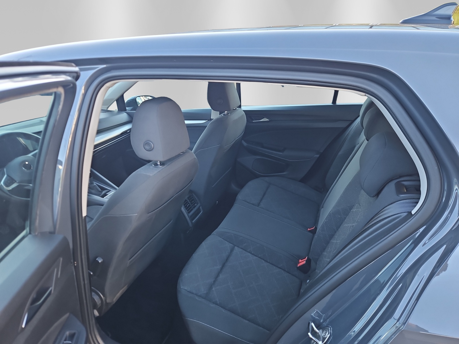 VW Golf 1.5 TSI ACT First Edition-image-5