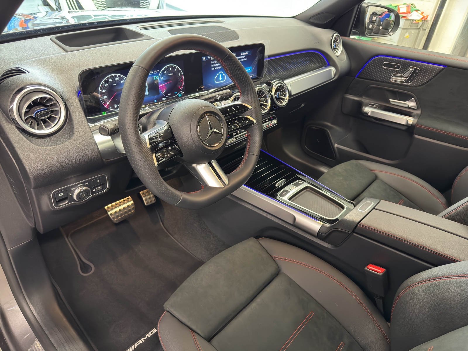 MERCEDES-BENZ GLB 200 AMG Line-image-10
