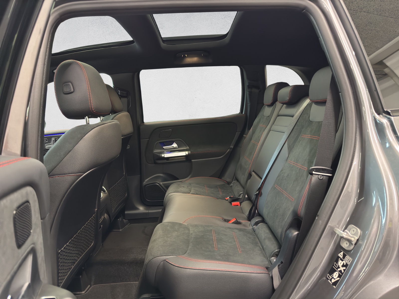 MERCEDES-BENZ GLB 200 AMG Line-image-12
