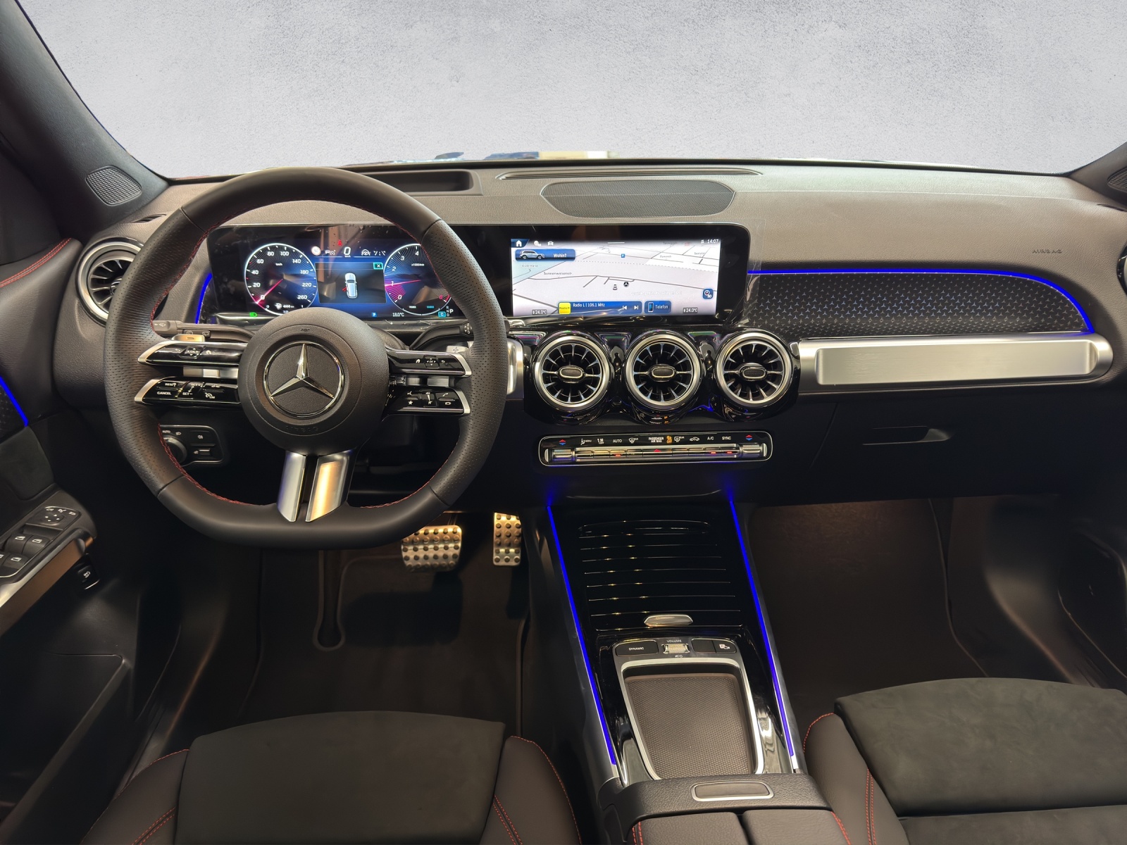 MERCEDES-BENZ GLB 200 AMG Line-image-13
