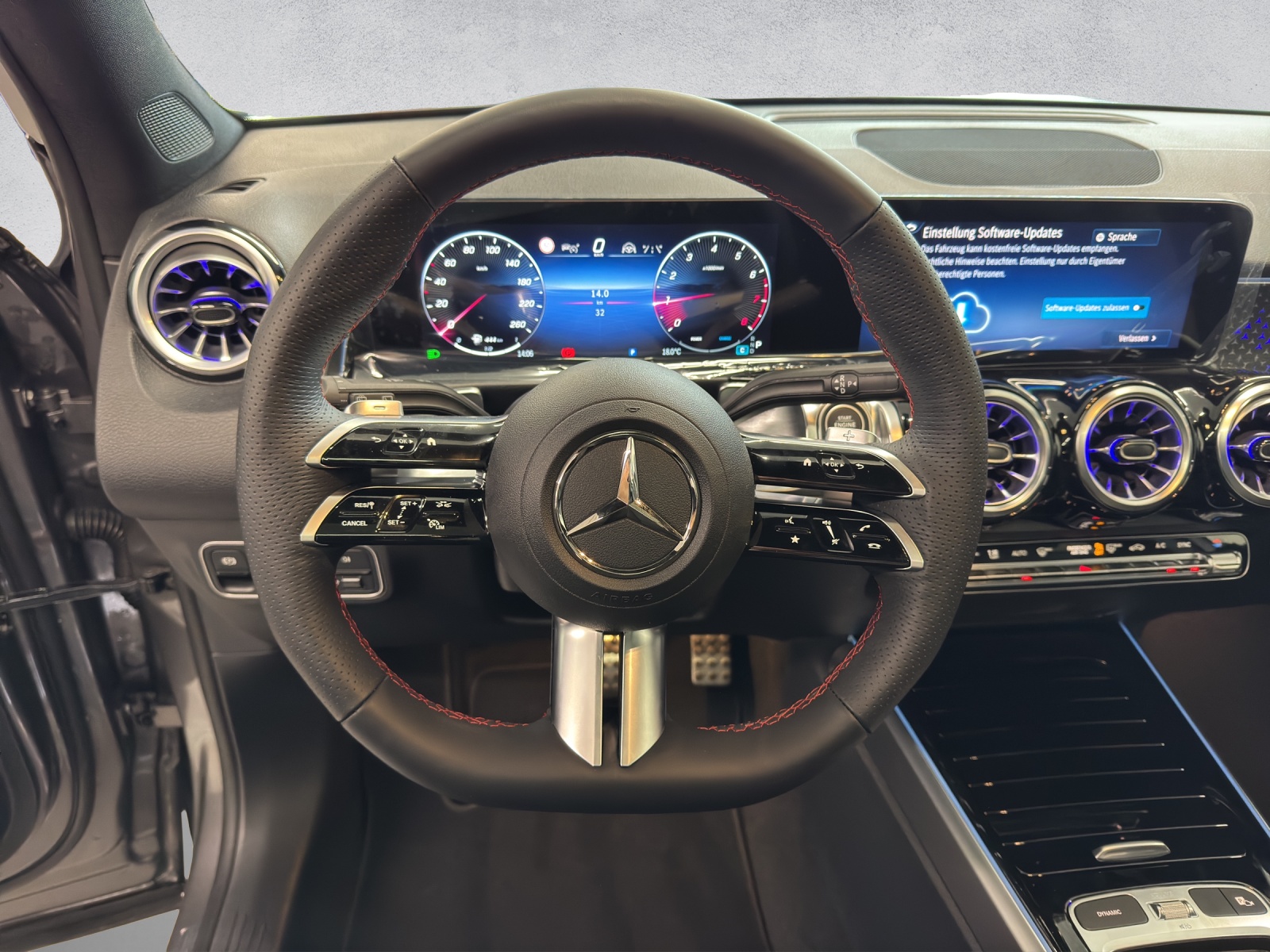 MERCEDES-BENZ GLB 200 AMG Line-image-11